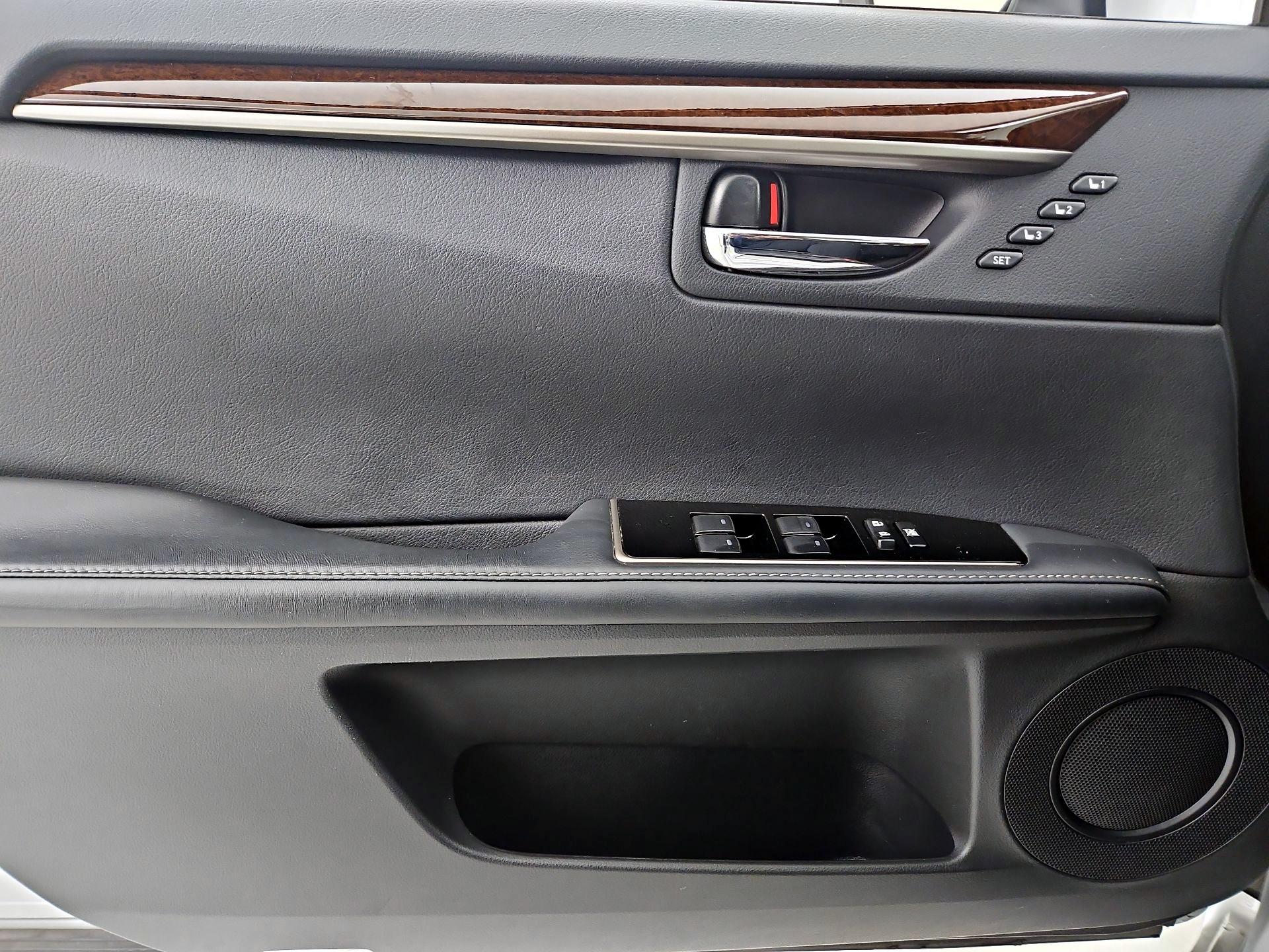 Thumbnail: 2016 Lexus ES - 12