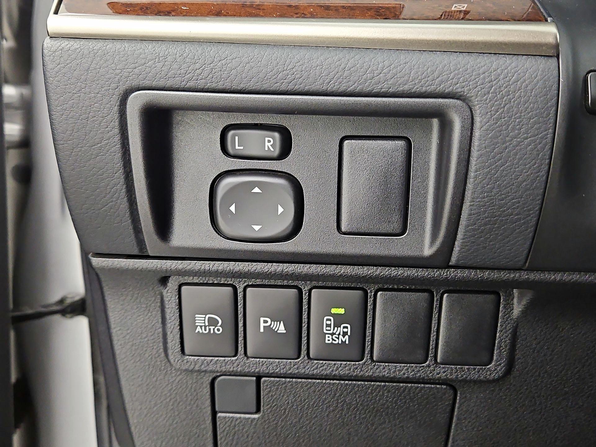 Thumbnail: 2016 Lexus ES - 13