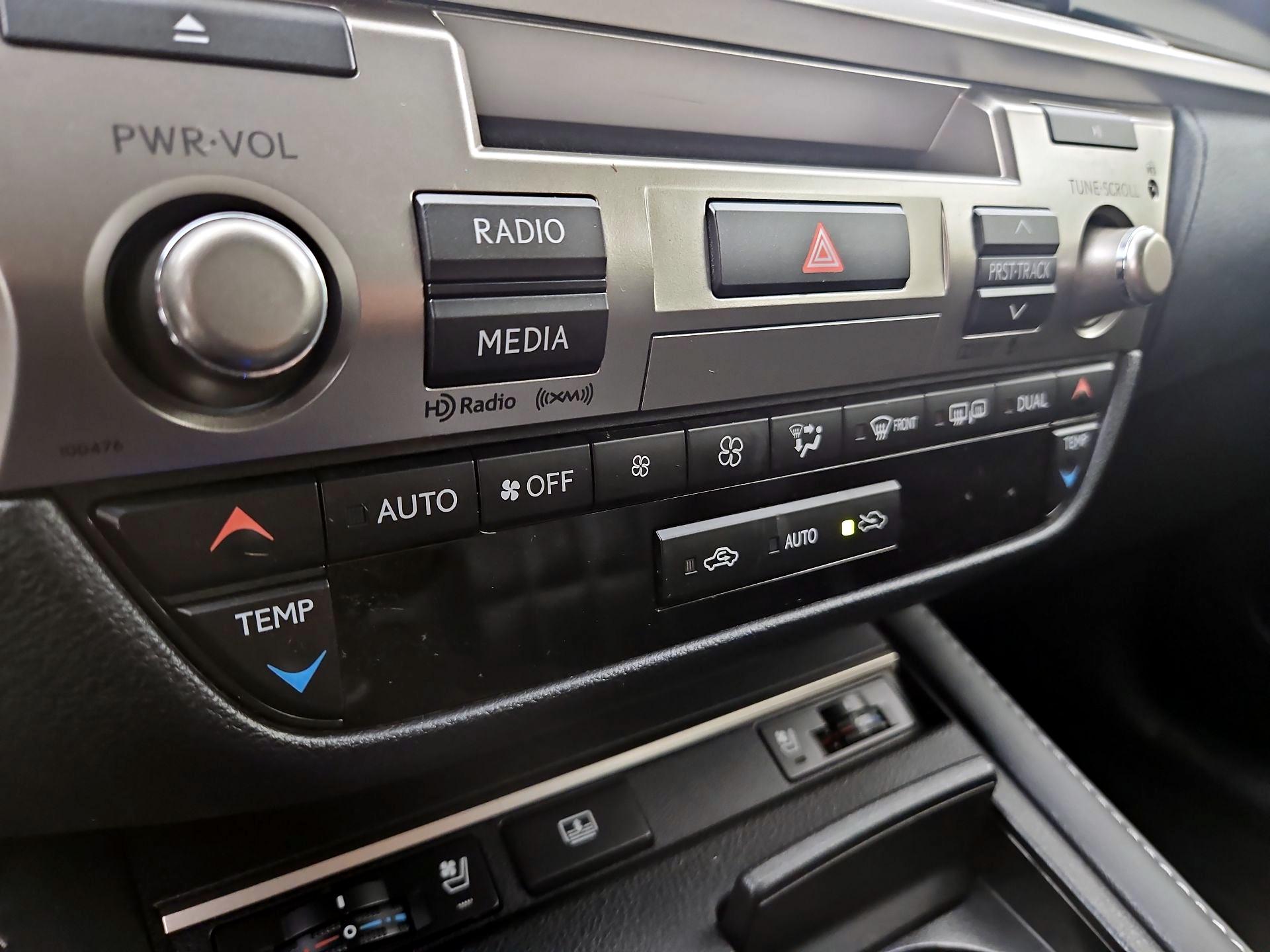 Thumbnail: 2016 Lexus ES - 17