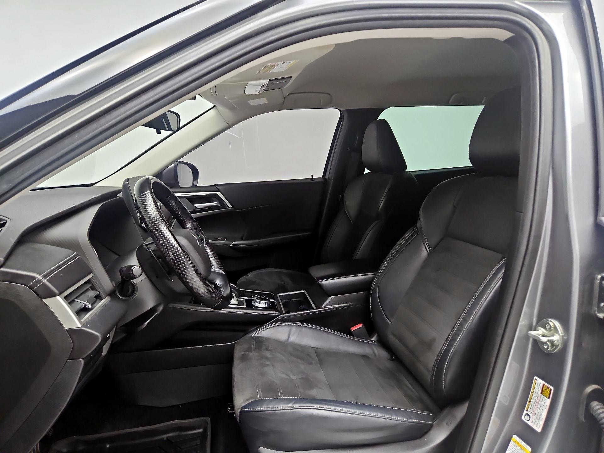 Thumbnail: 2022 Mitsubishi Outlander - 11