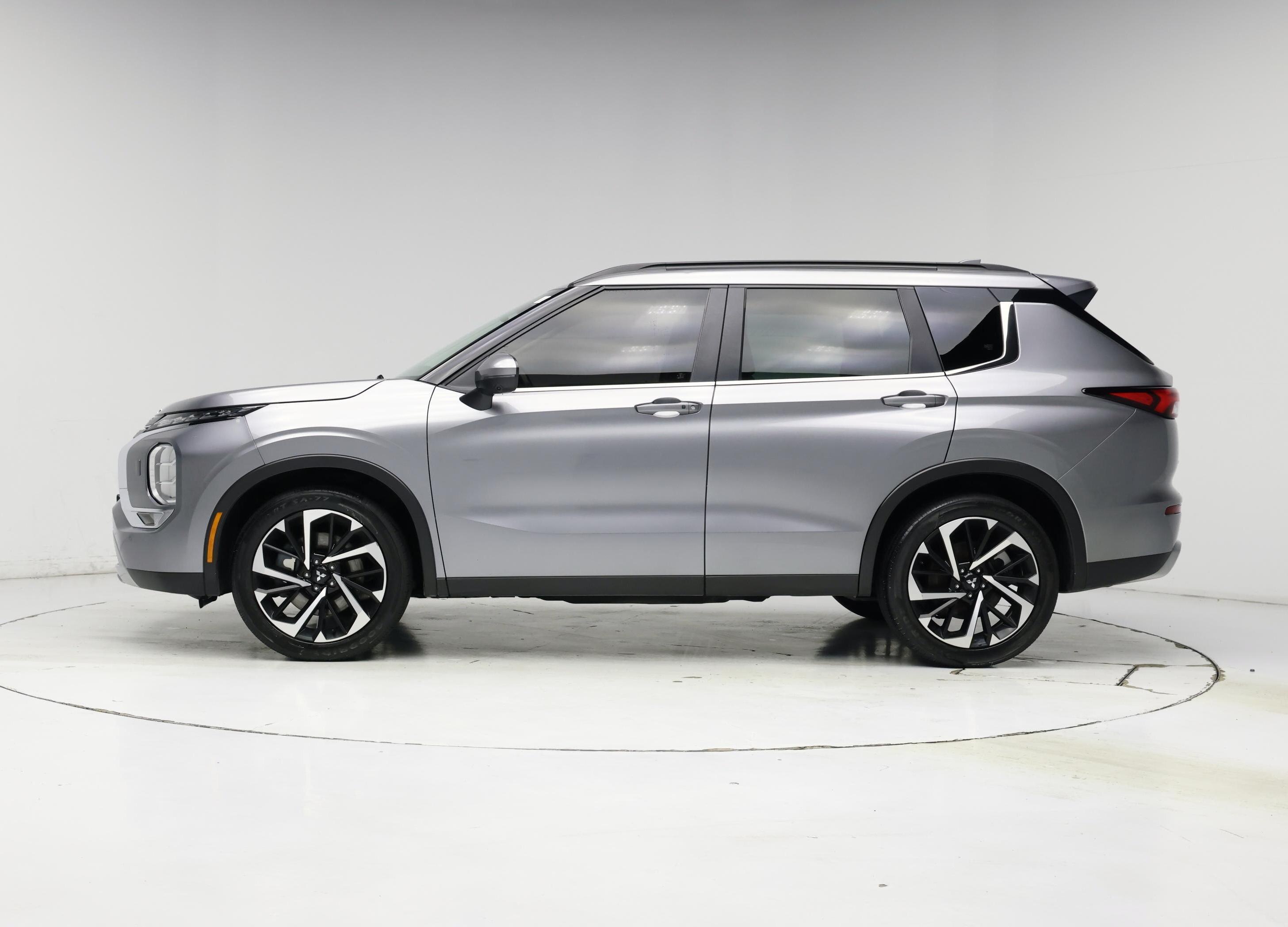 Thumbnail: 2022 Mitsubishi Outlander - 3