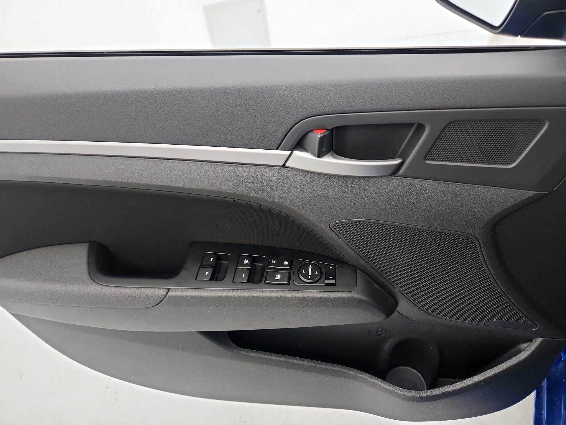 Thumbnail: 2017 Hyundai Elantra - 12