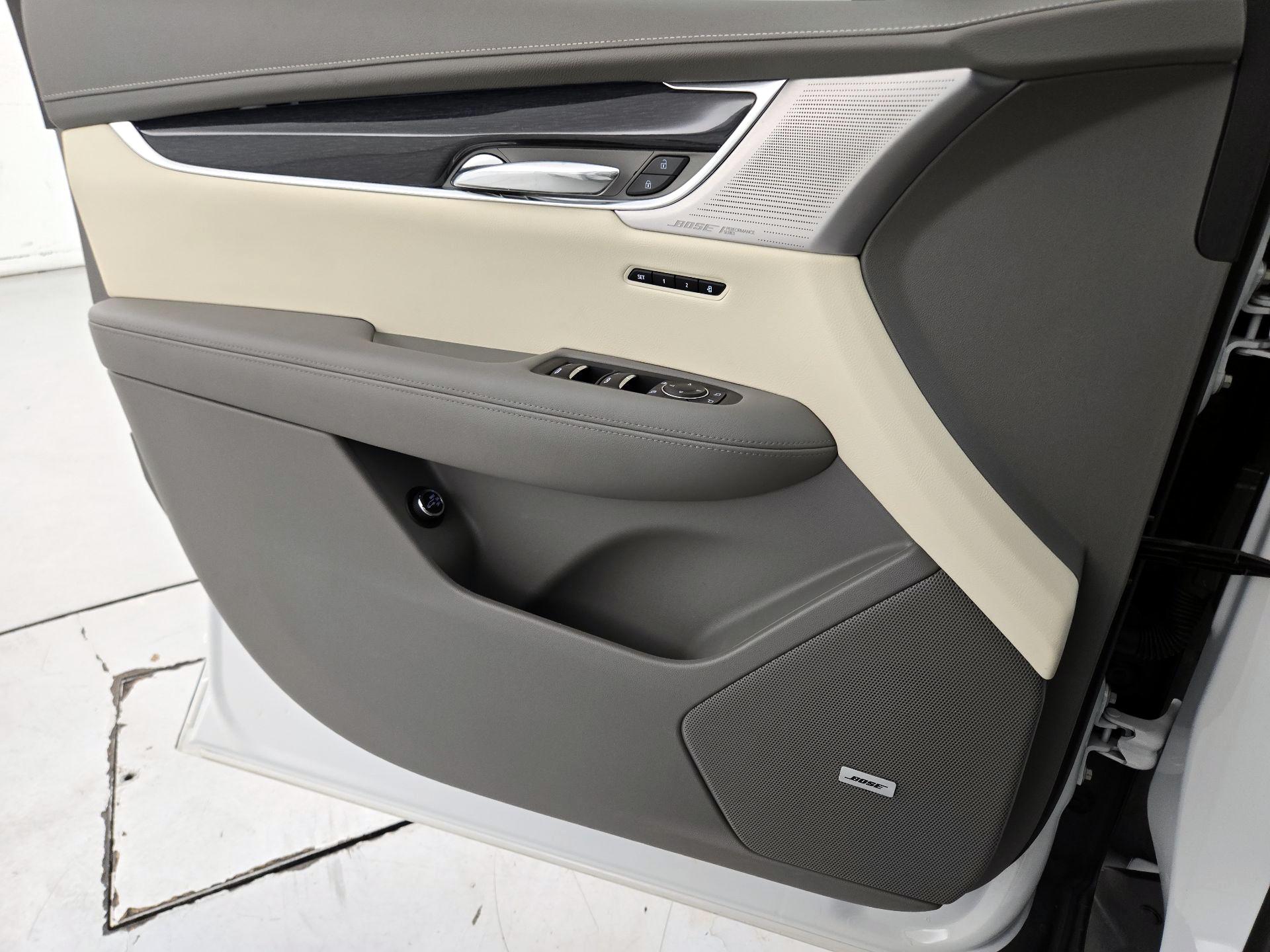 Thumbnail: 2023 Cadillac XT6 - 12