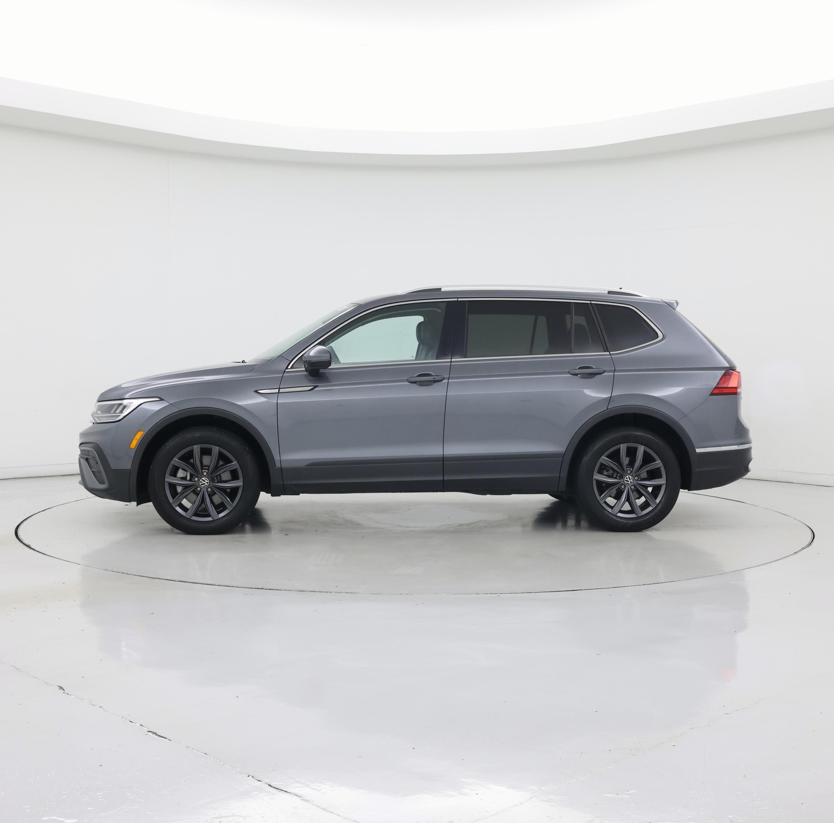 Thumbnail: 2023 Volkswagen Tiguan - 3