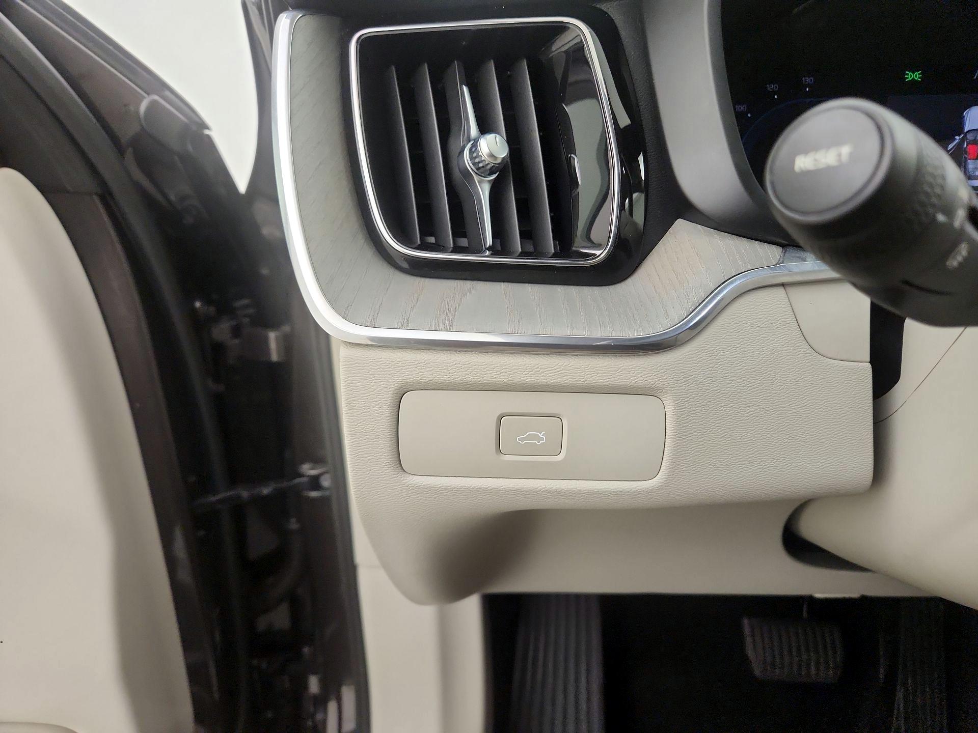 Thumbnail: 2023 Volvo XC60 - 13