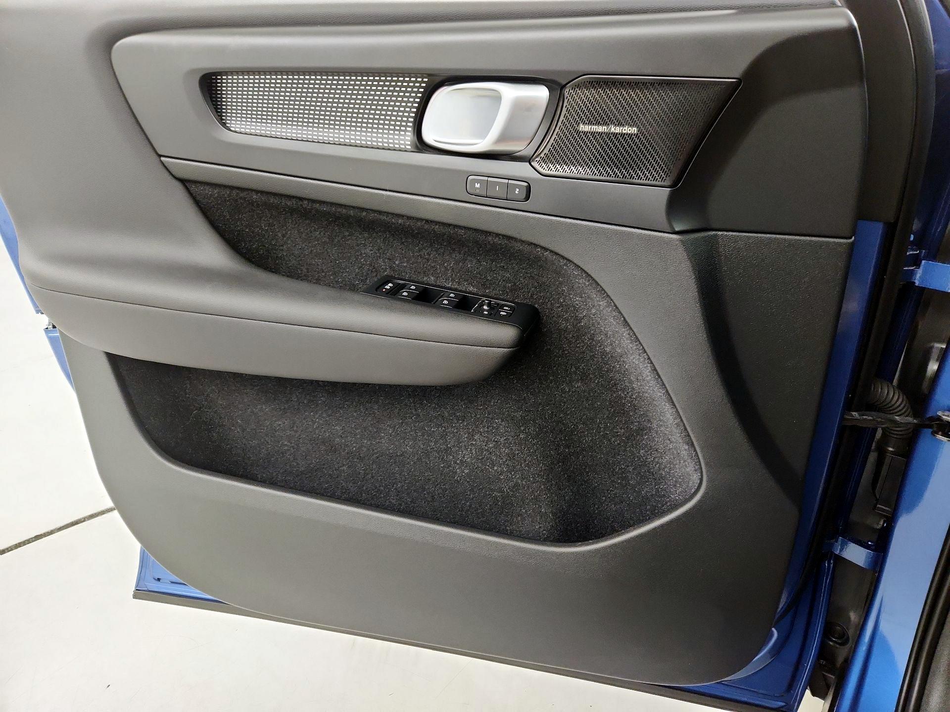 Thumbnail: 2020 Volvo XC40 - 12