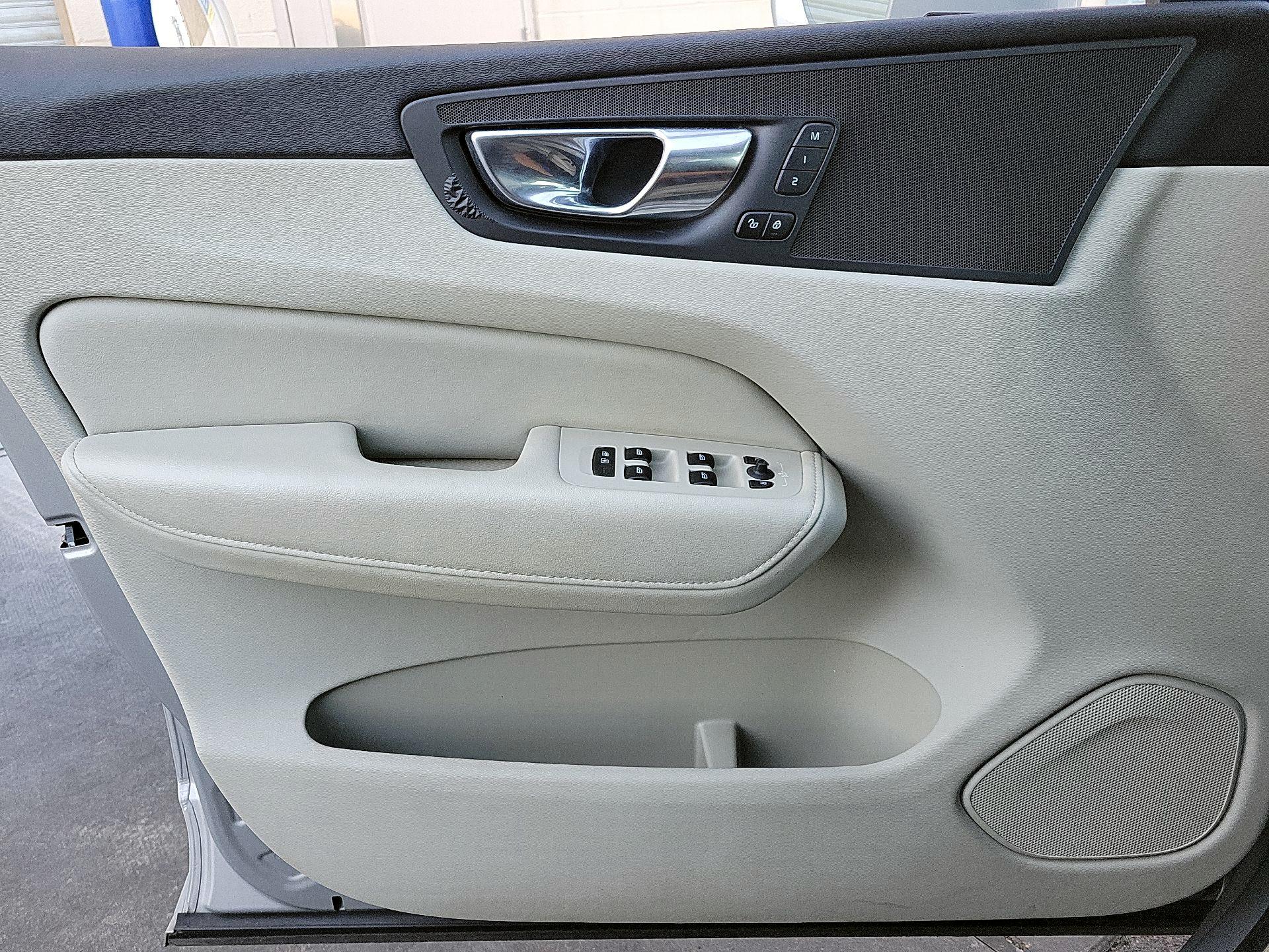 Thumbnail: 2023 Volvo XC60 - 10