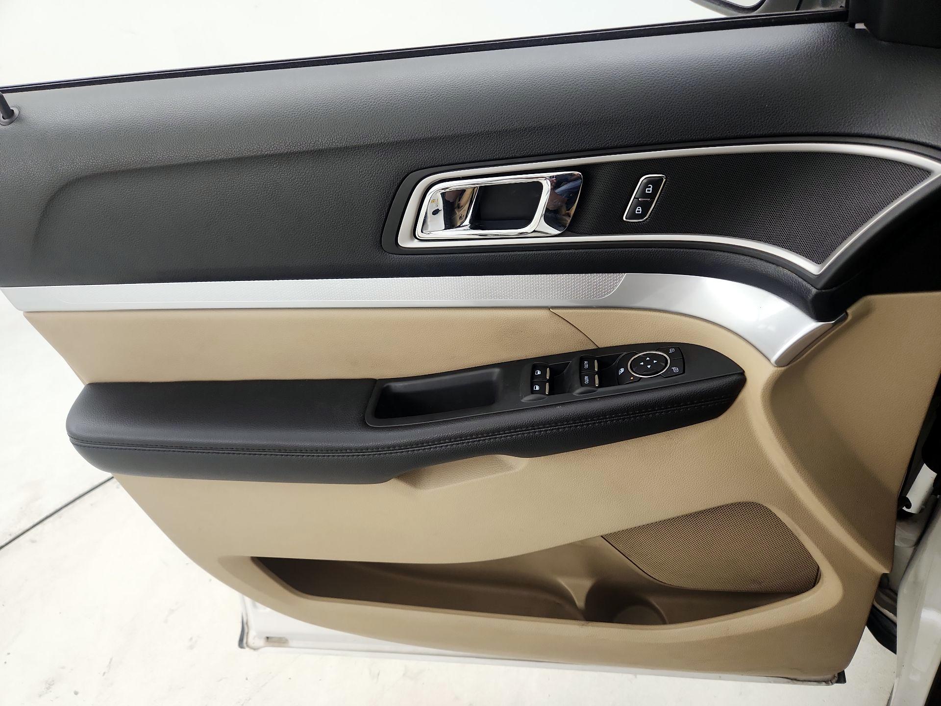 Thumbnail: 2016 Ford Explorer - 12