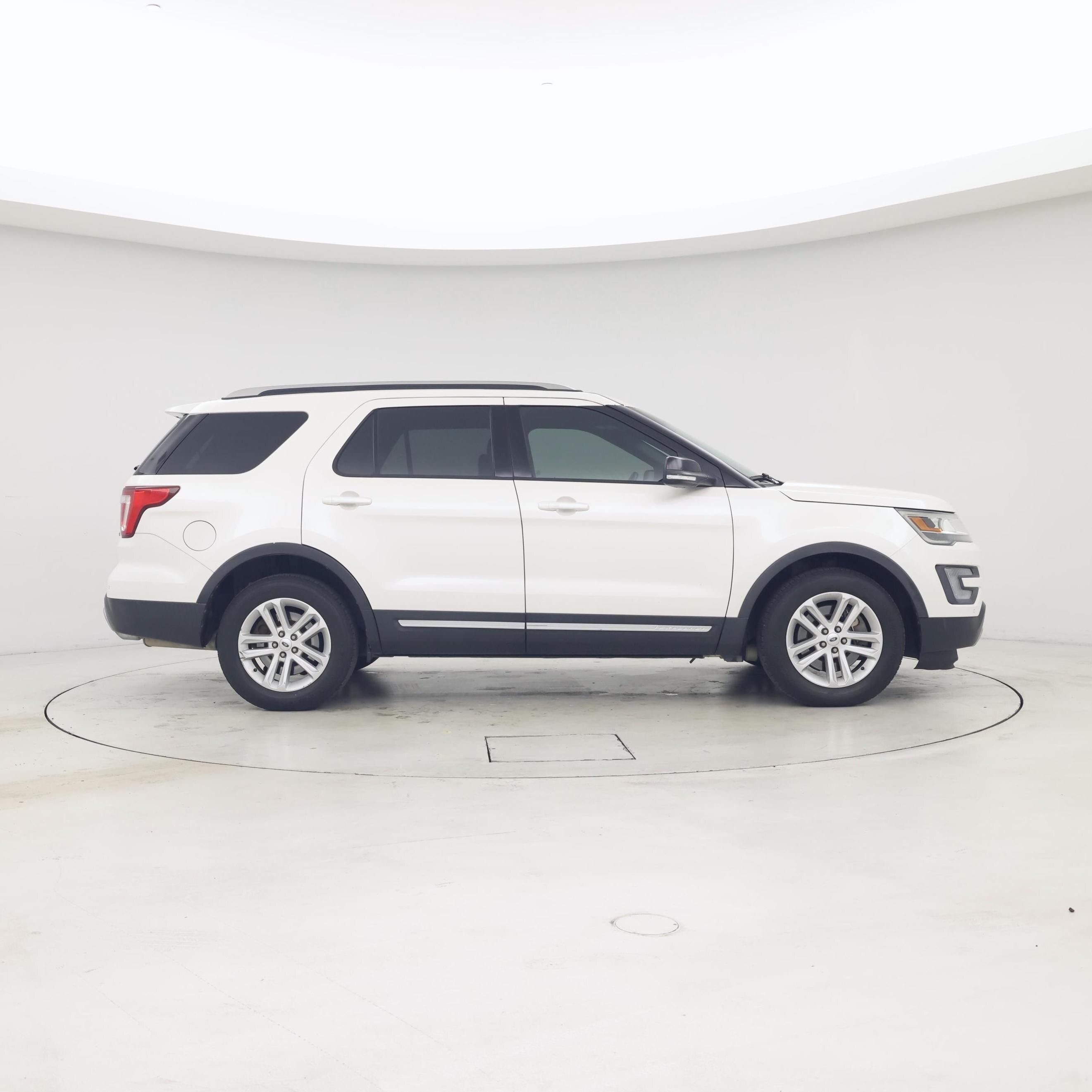 Thumbnail: 2016 Ford Explorer - 7