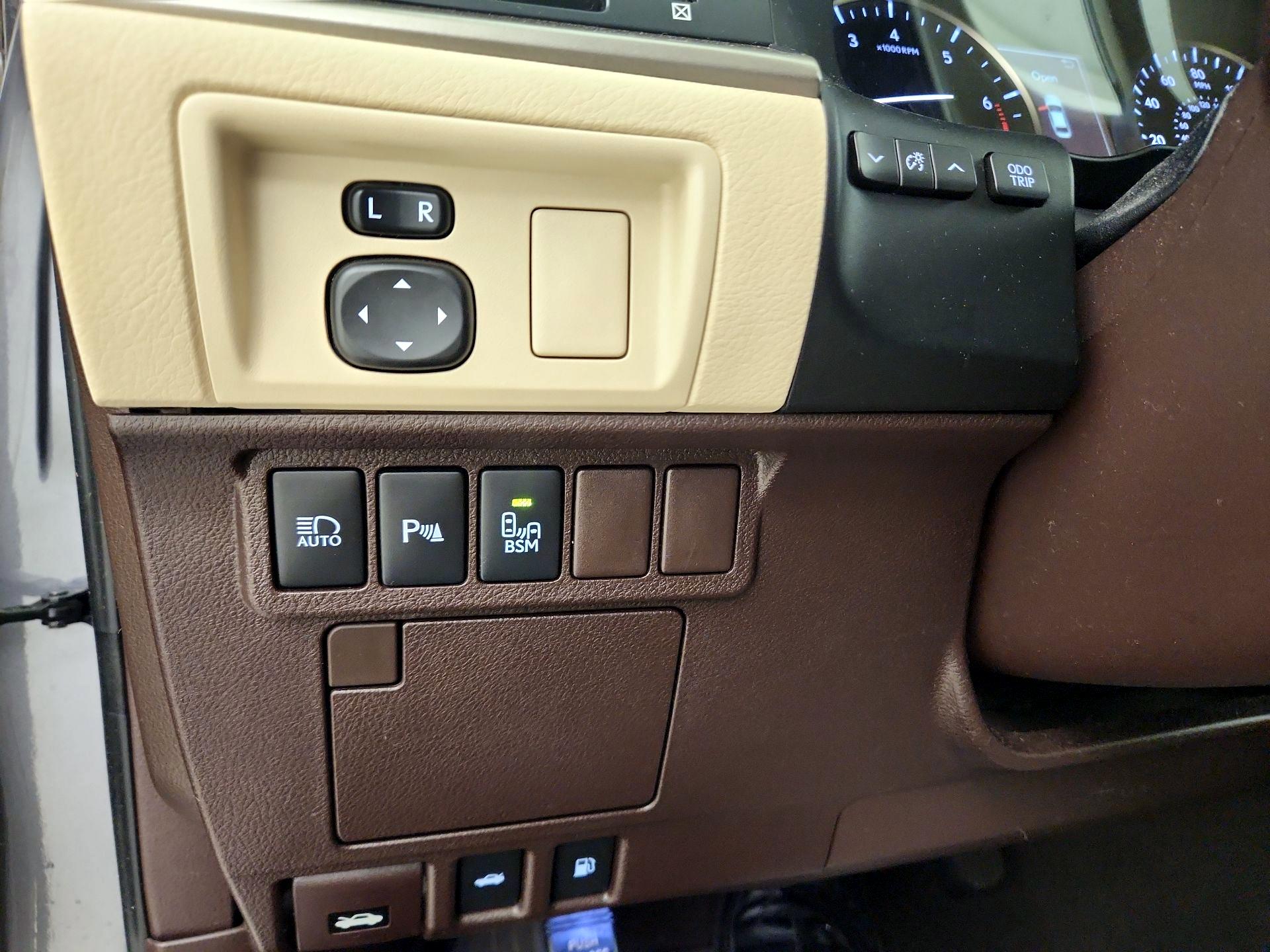 Thumbnail: 2016 Lexus ES - 13