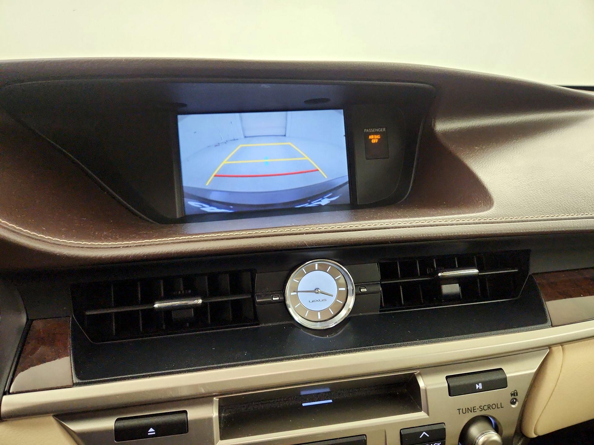 Thumbnail: 2016 Lexus ES - 15