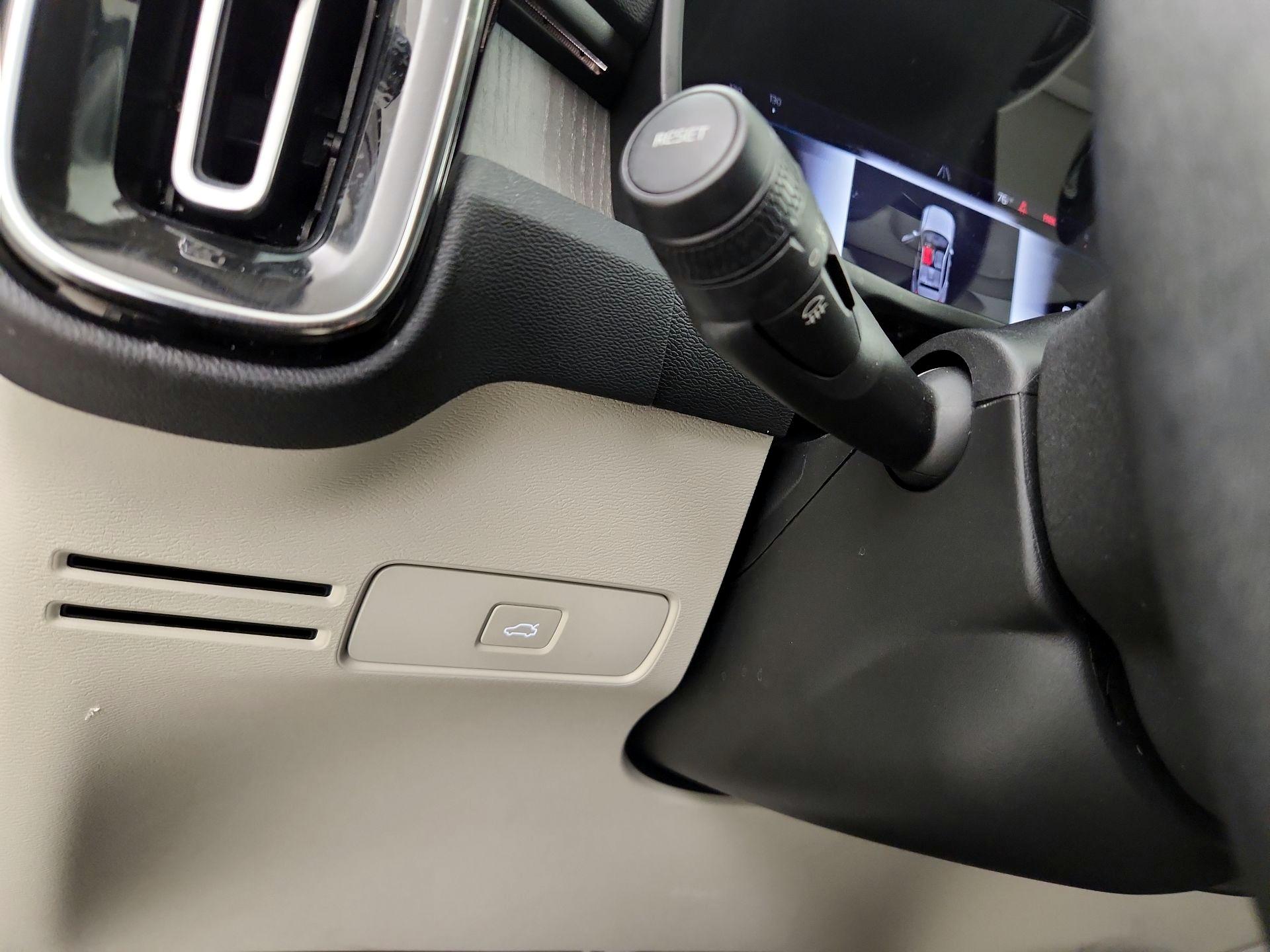 Thumbnail: 2023 Volvo XC40 - 13