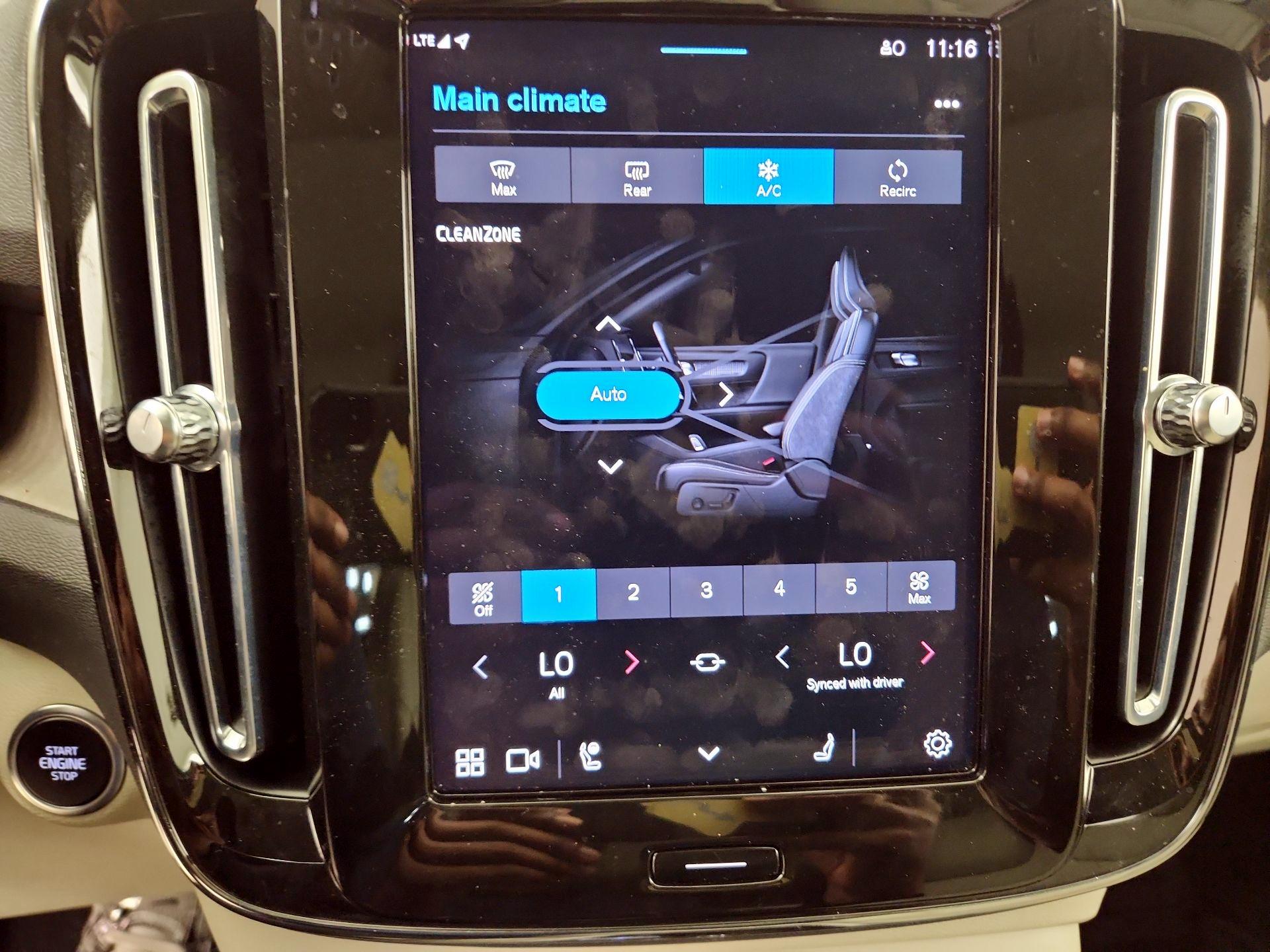 Thumbnail: 2023 Volvo XC40 - 17