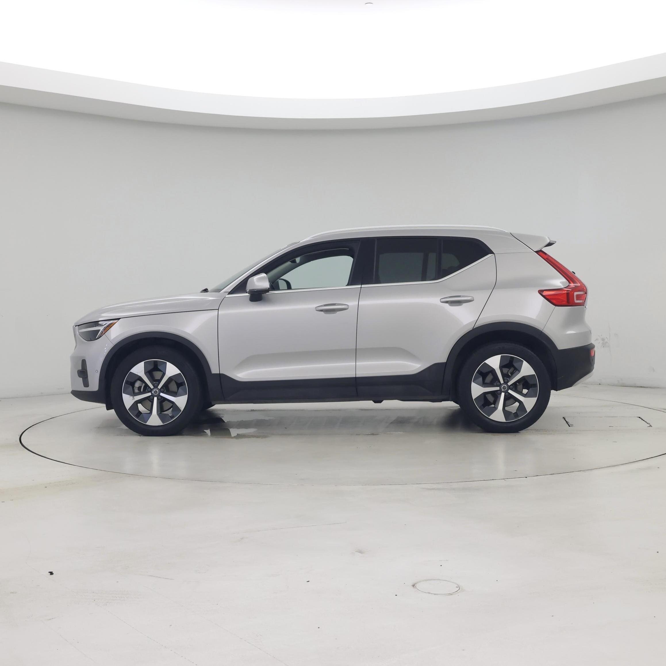 Thumbnail: 2023 Volvo XC40 - 3