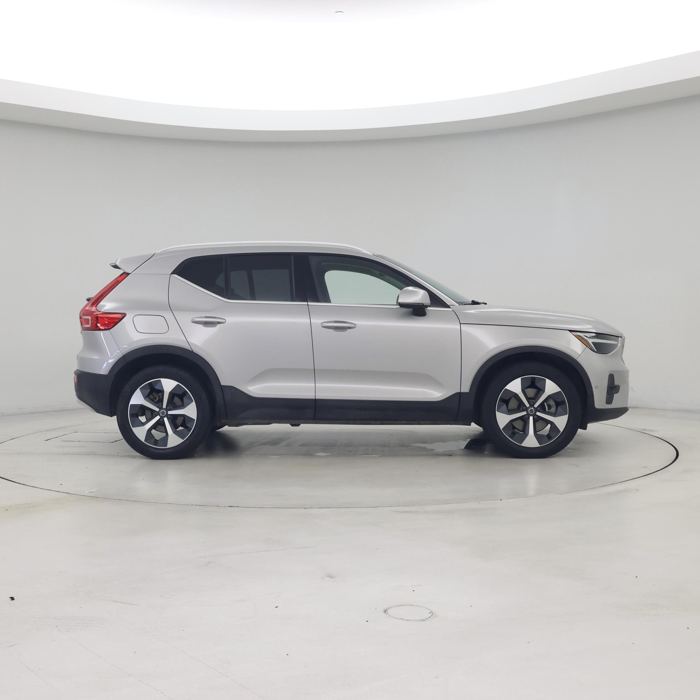 Thumbnail: 2023 Volvo XC40 - 7