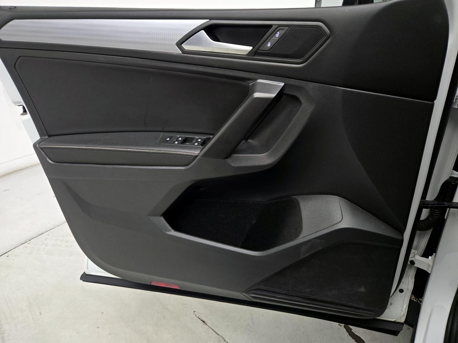 Thumbnail: 2023 Volkswagen Tiguan - 12