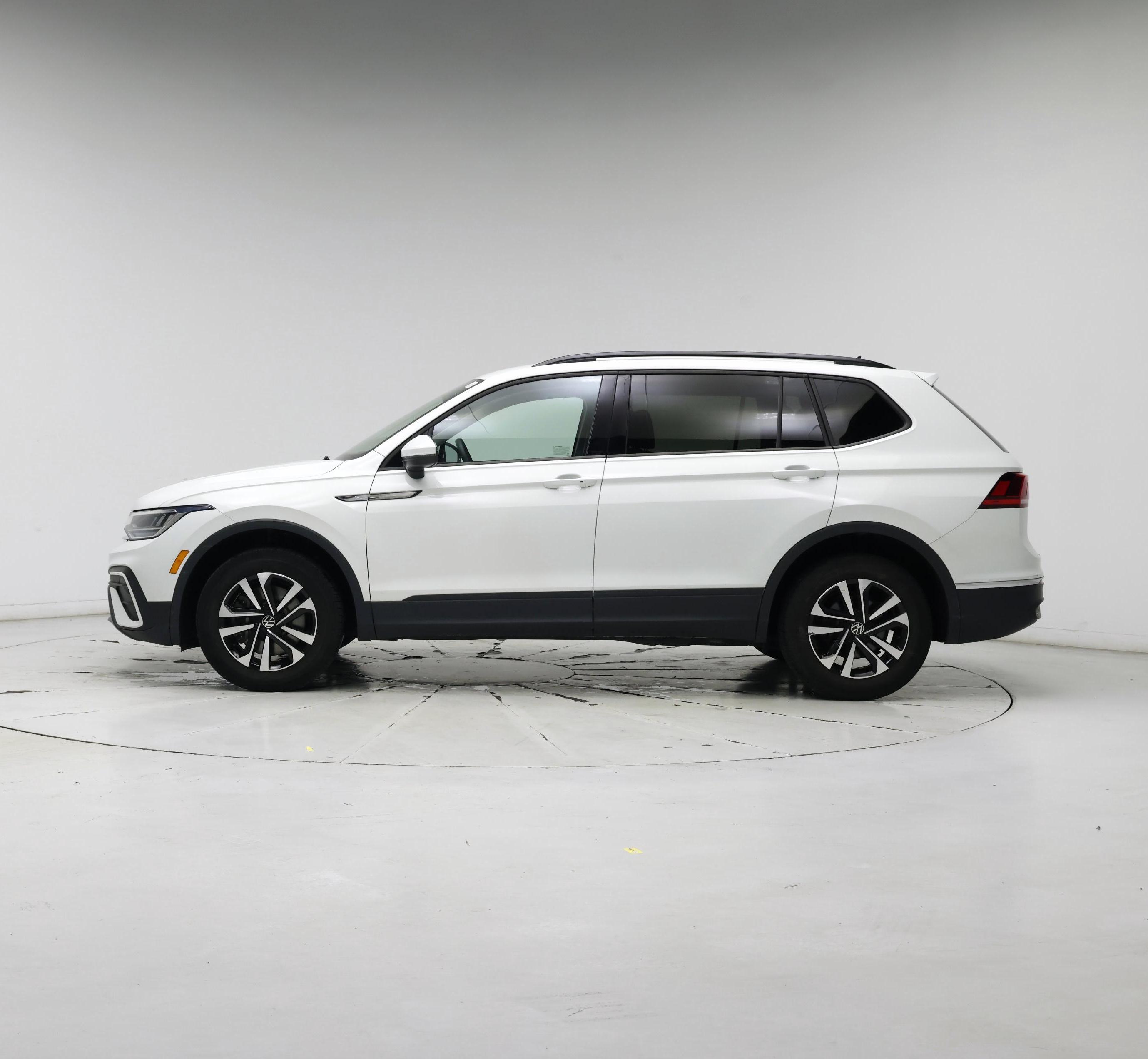 Thumbnail: 2023 Volkswagen Tiguan - 3