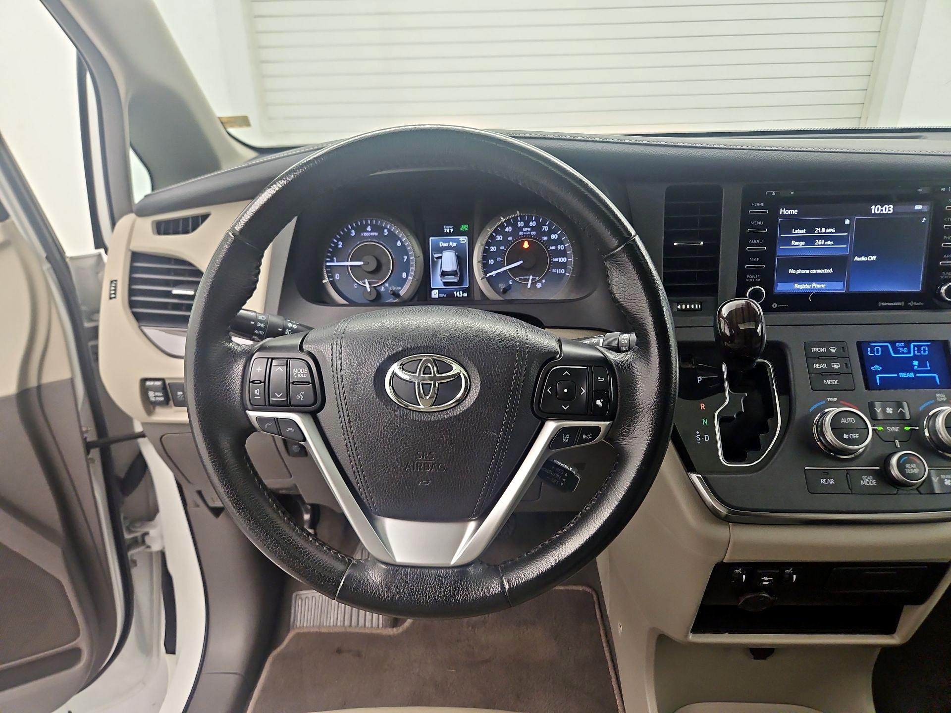 Thumbnail: 2019 Toyota Sienna - 10