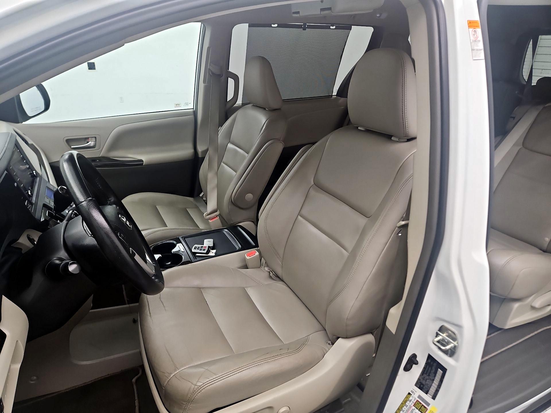 Thumbnail: 2019 Toyota Sienna - 11