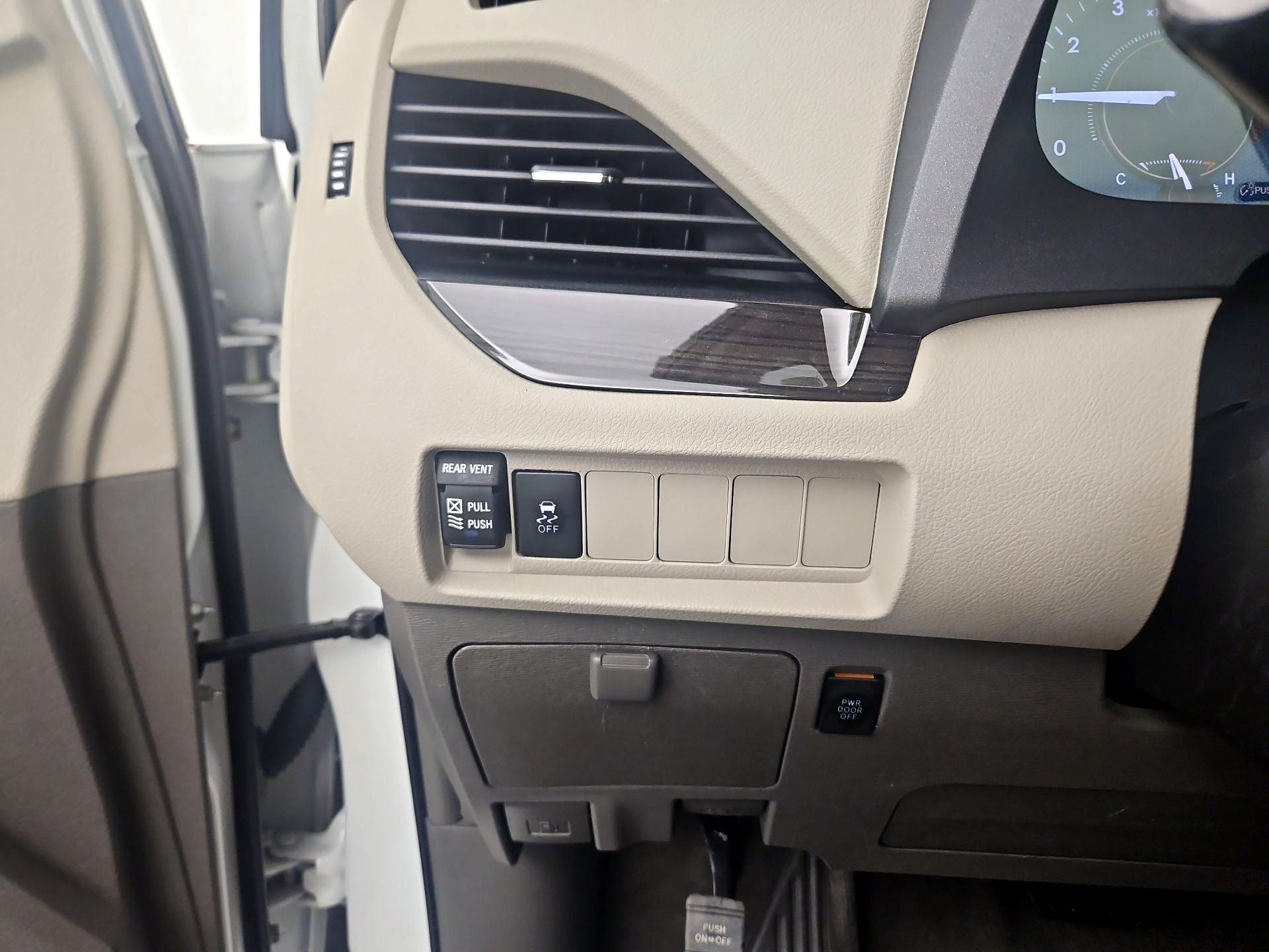 Thumbnail: 2019 Toyota Sienna - 13