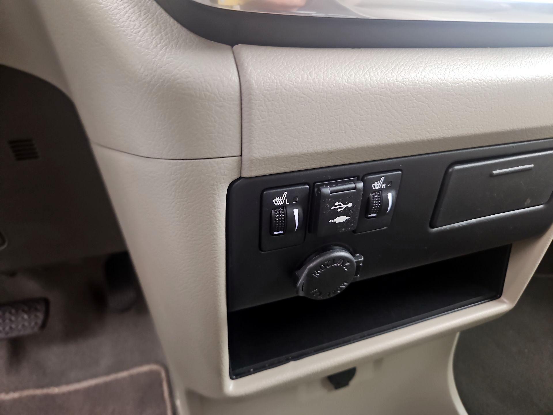 Thumbnail: 2019 Toyota Sienna - 18