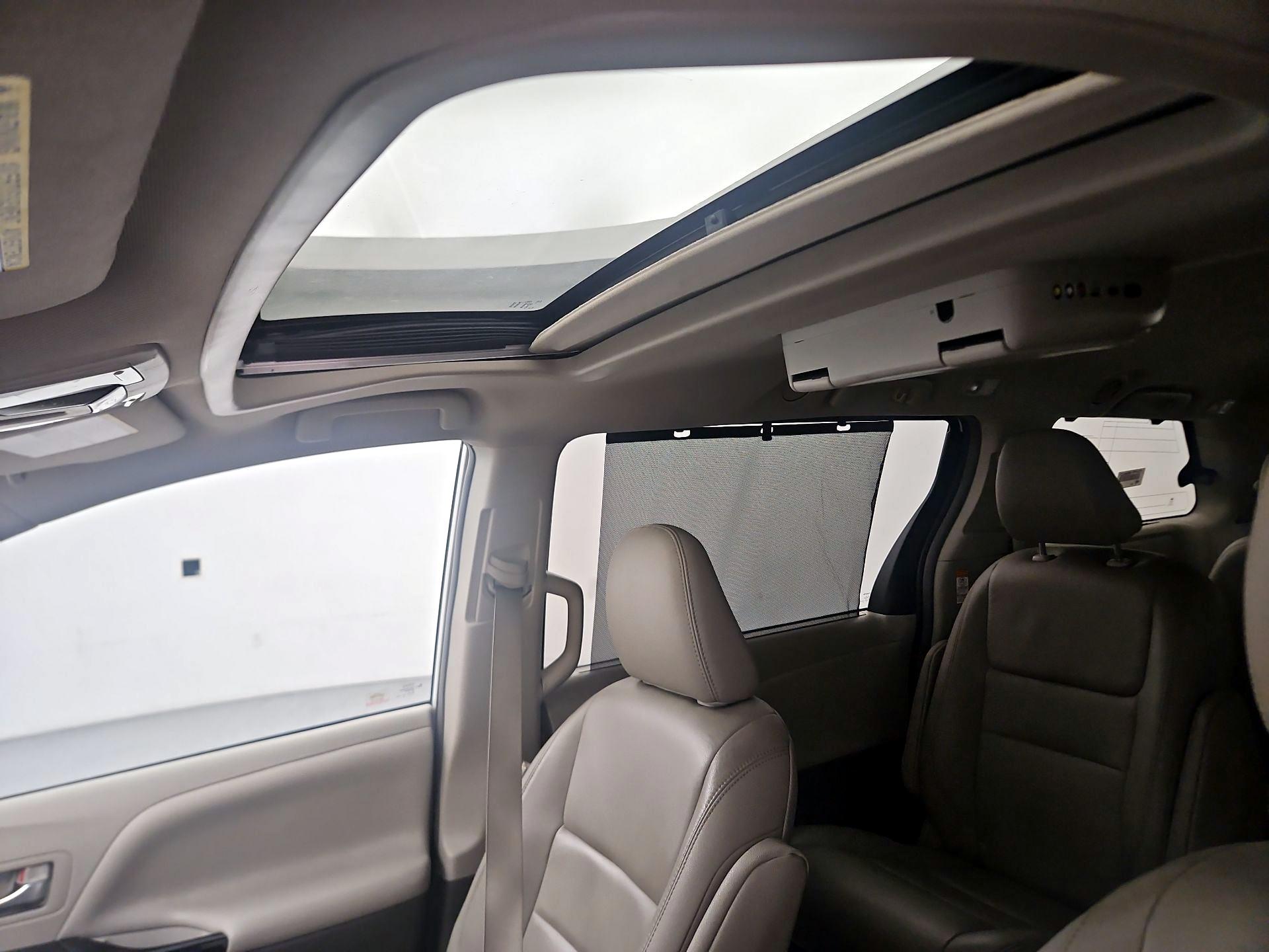 Thumbnail: 2019 Toyota Sienna - 19