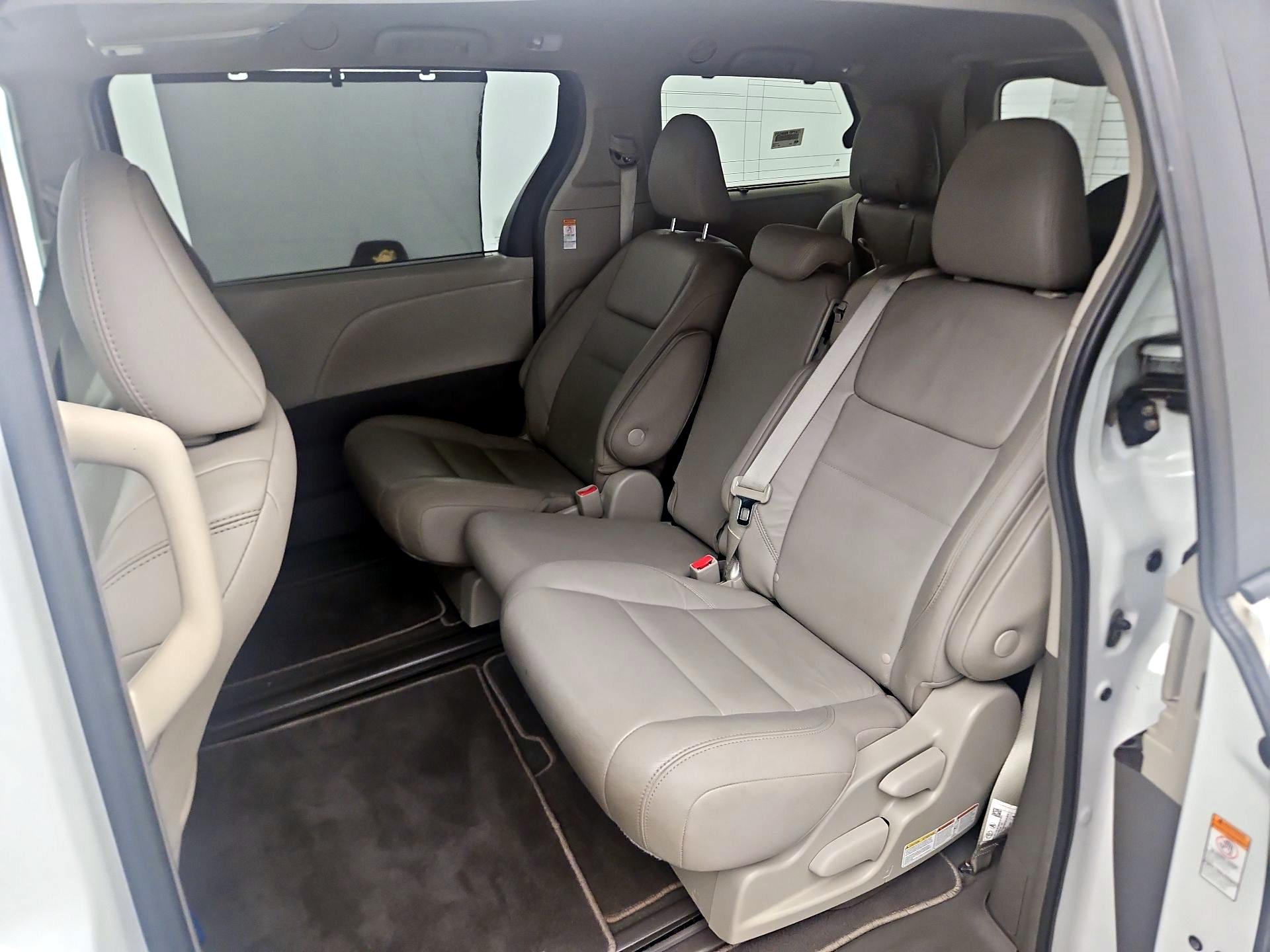 Thumbnail: 2019 Toyota Sienna - 20