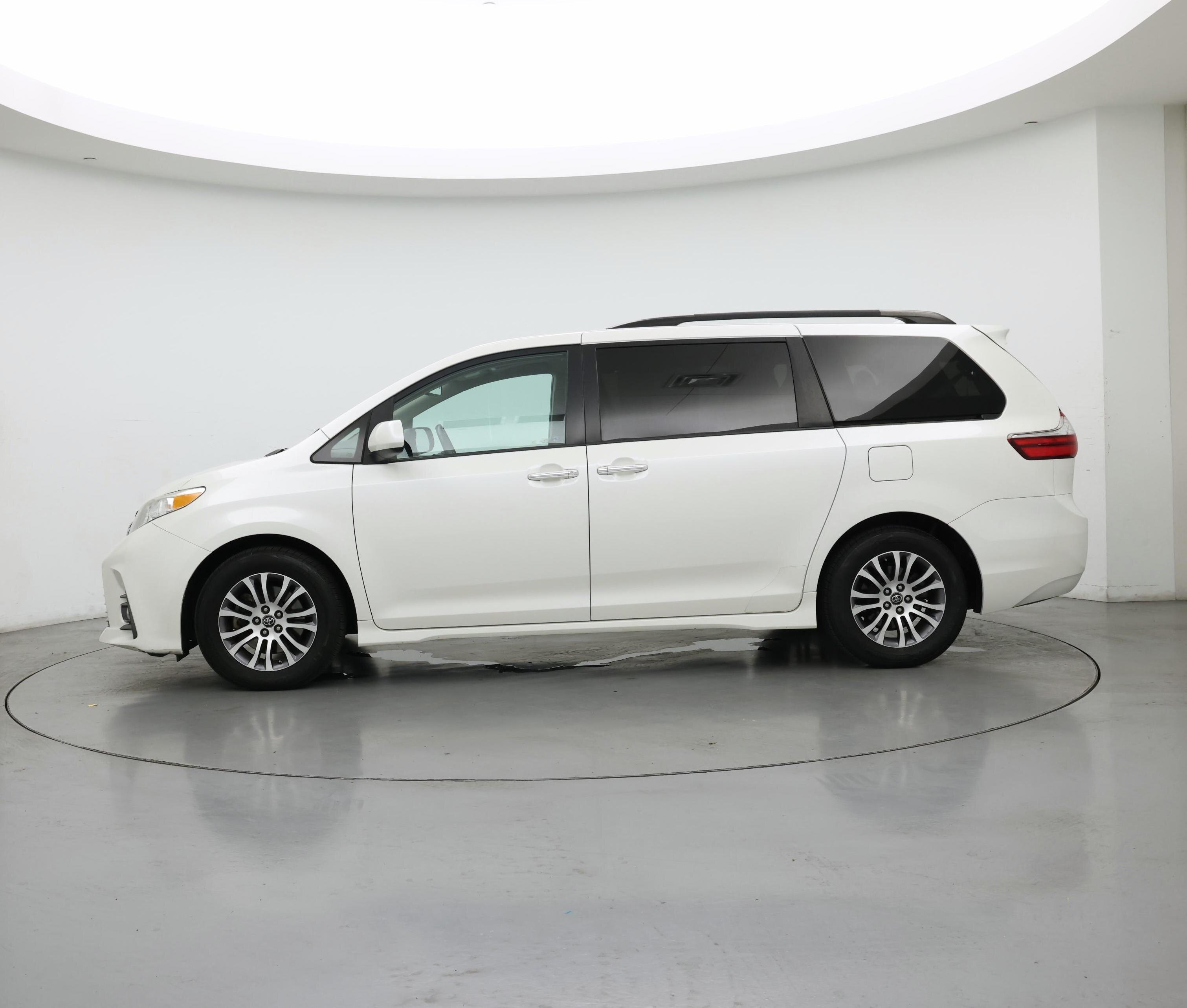 Thumbnail: 2019 Toyota Sienna - 3