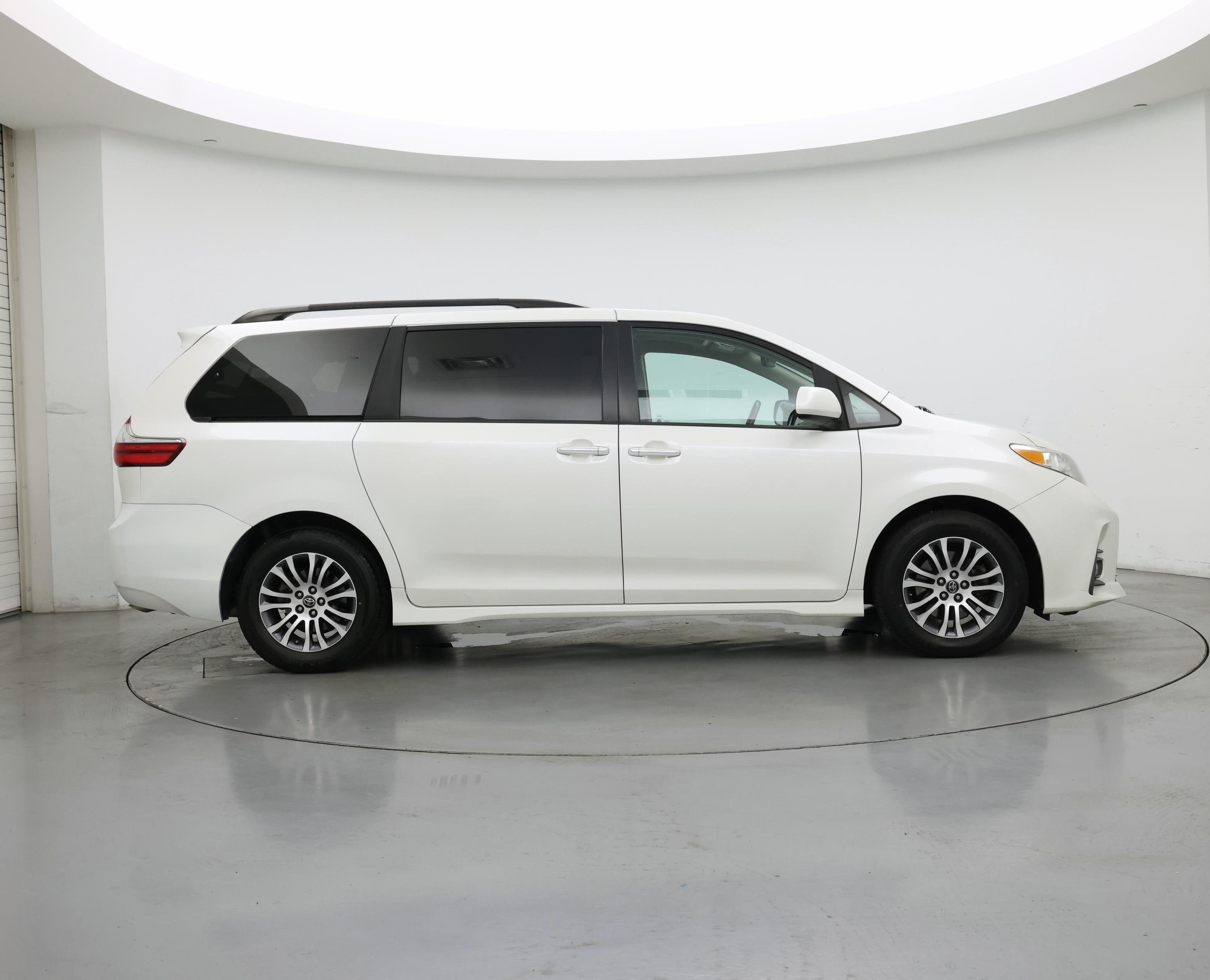 Thumbnail: 2019 Toyota Sienna - 7