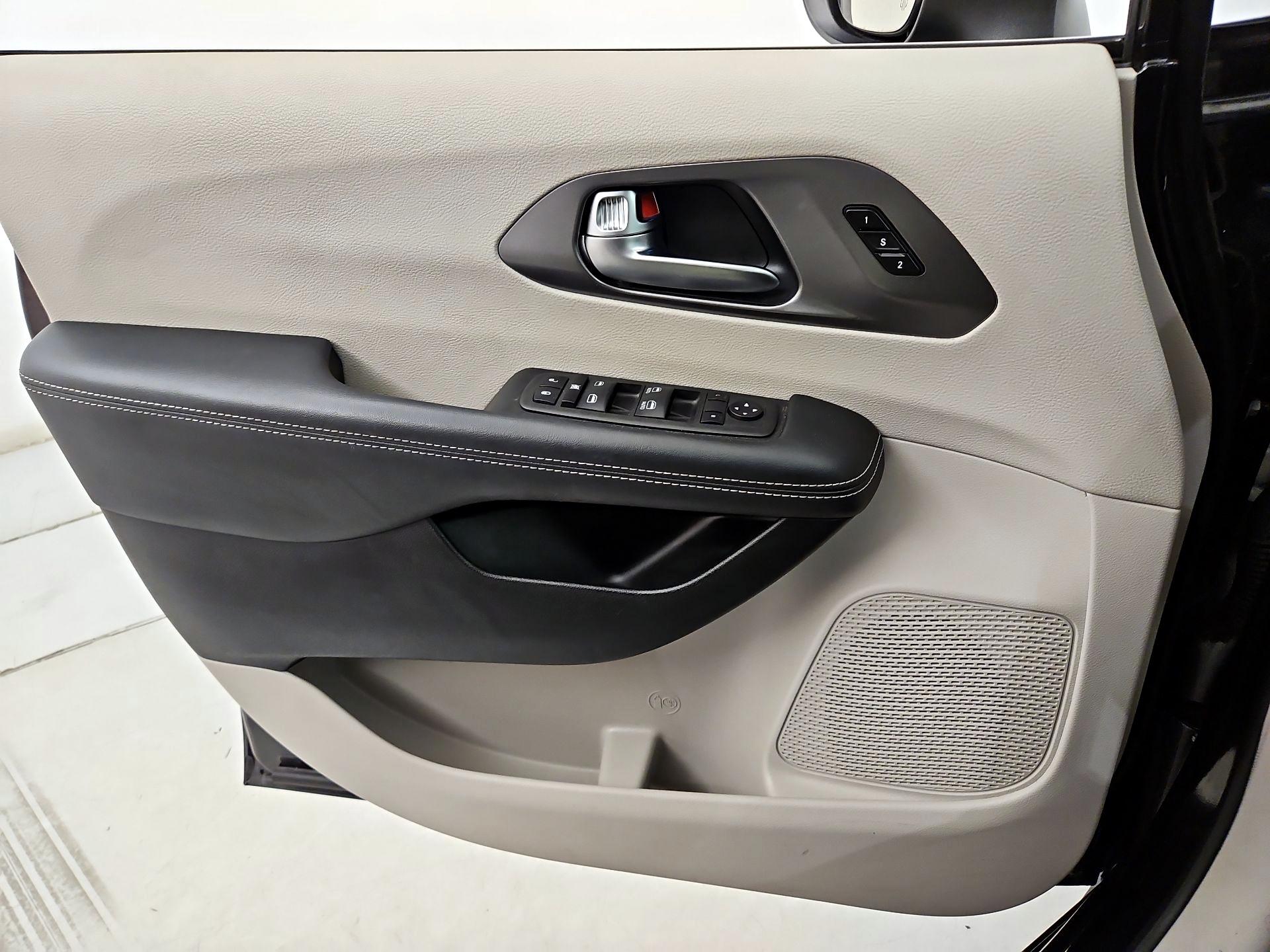 Thumbnail: 2023 Chrysler Pacifica - 12