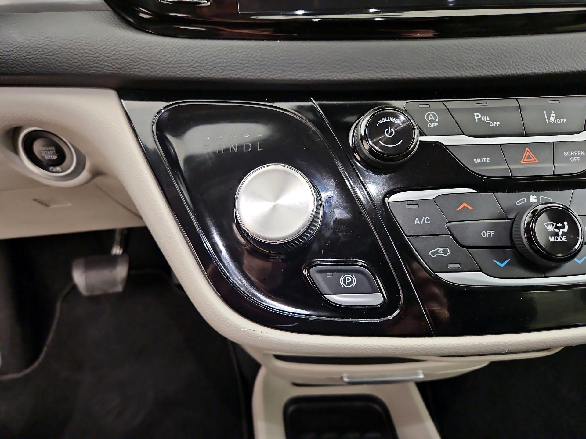 Thumbnail: 2023 Chrysler Pacifica - 17