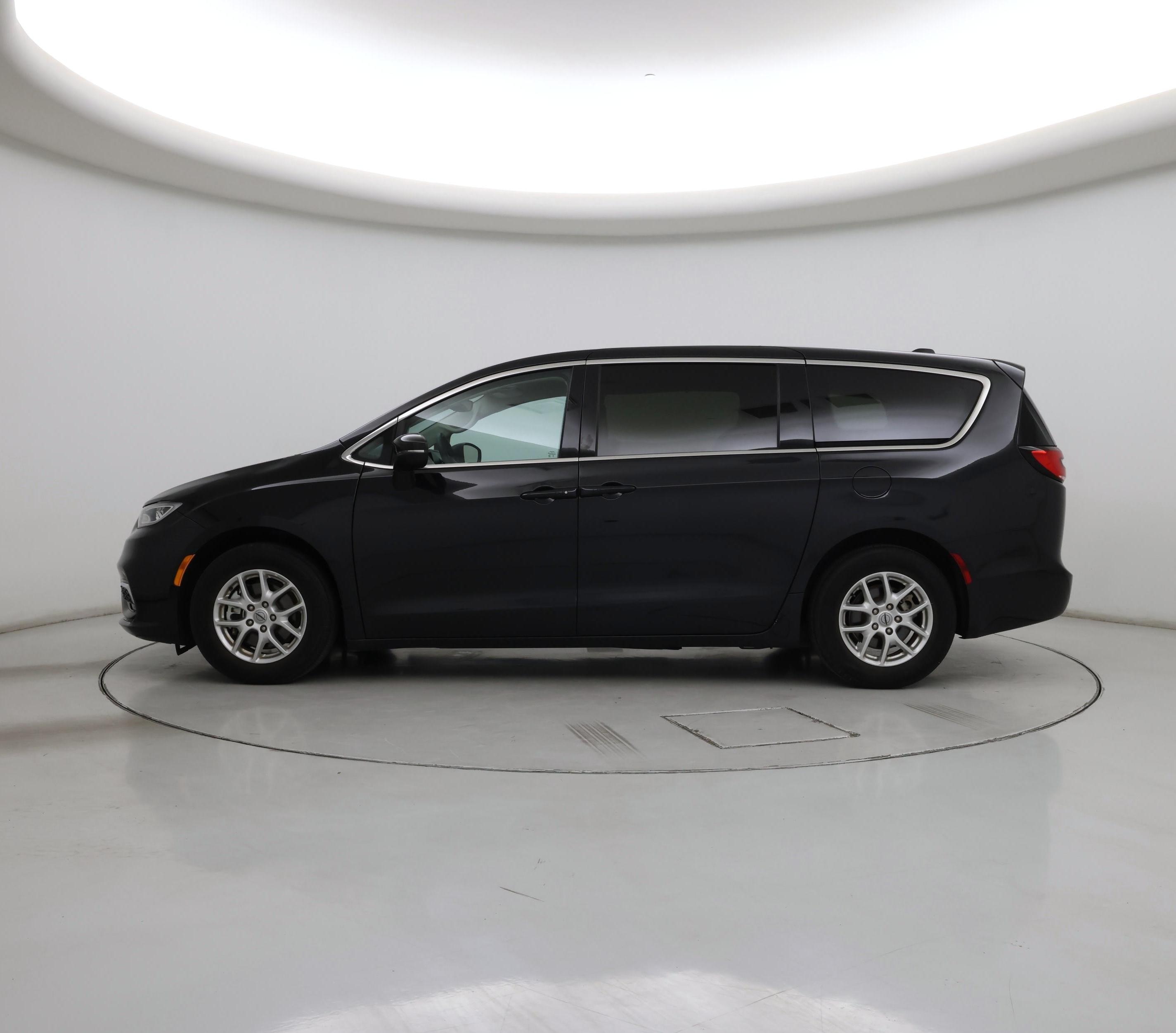 Thumbnail: 2023 Chrysler Pacifica - 3