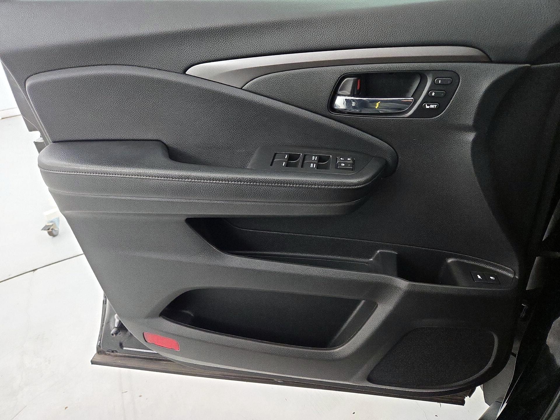 Thumbnail: 2019 Honda Pilot - 12