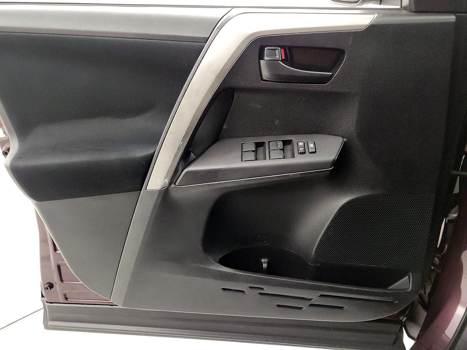 Thumbnail: 2017 Toyota RAV4 - 10