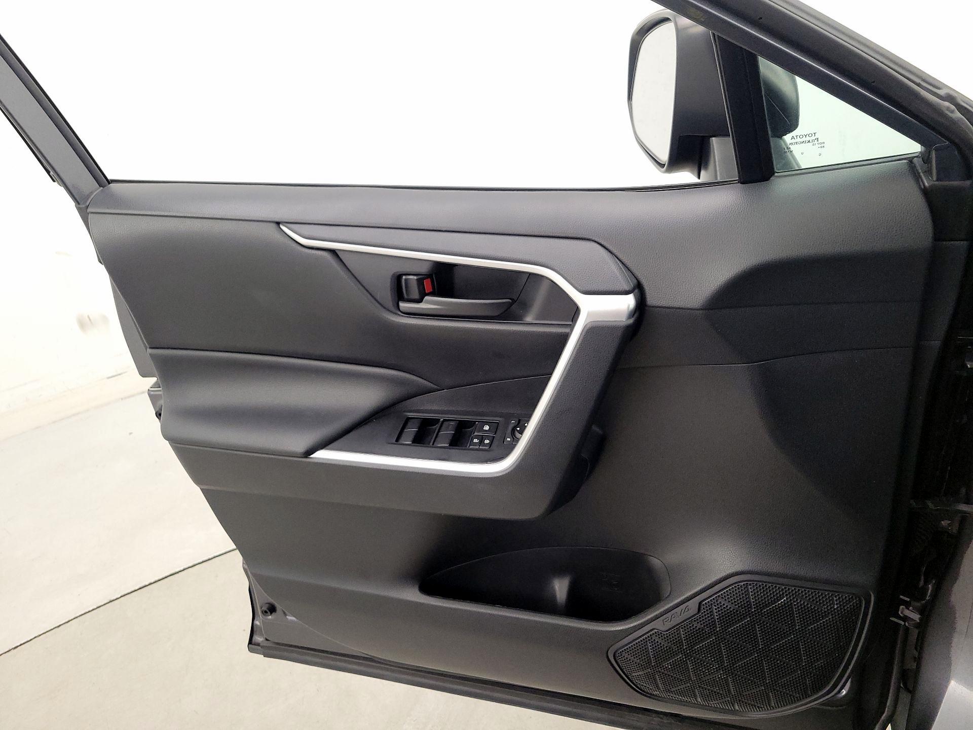 Thumbnail: 2020 Toyota RAV4 - 12