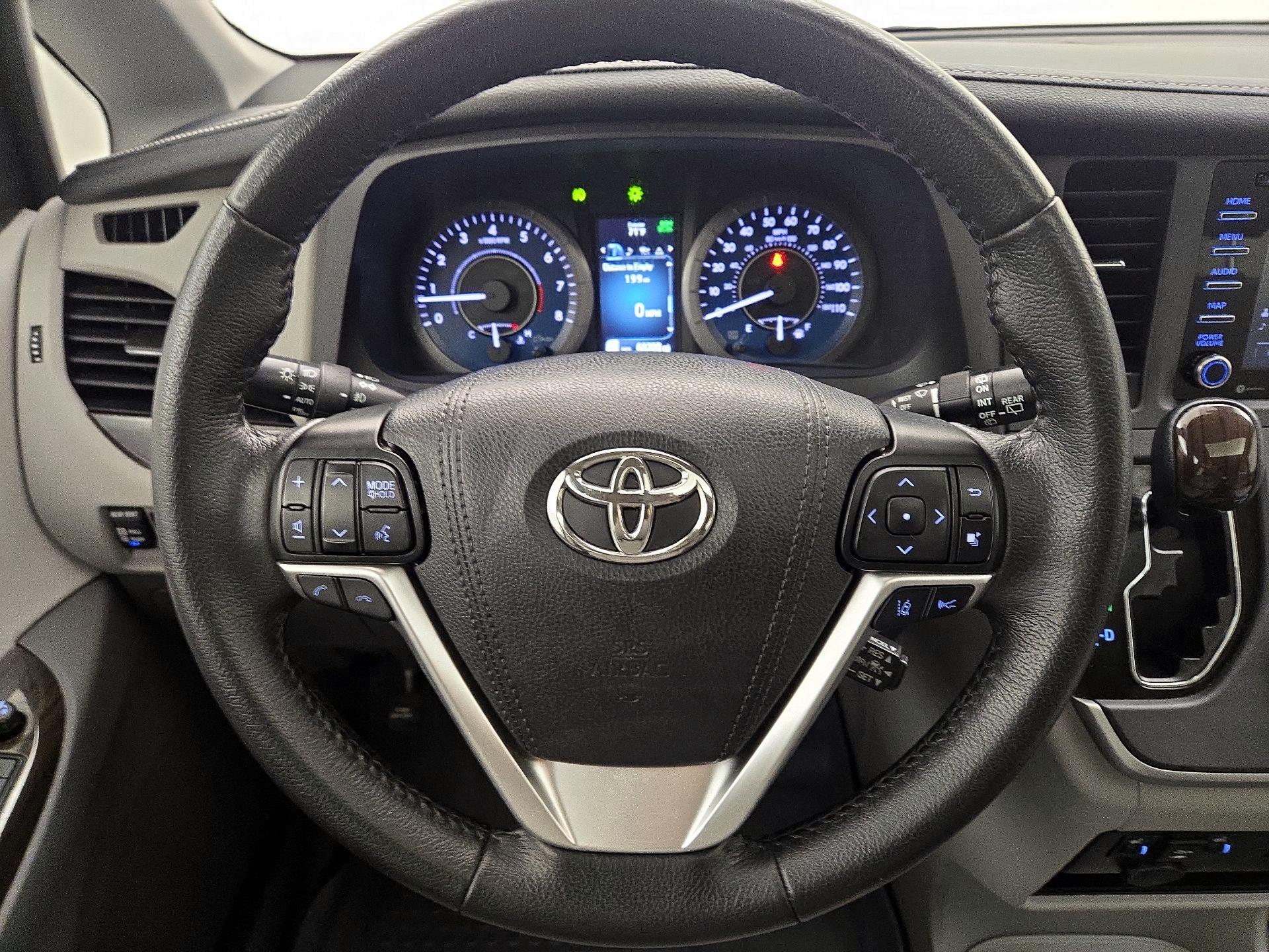 Thumbnail: 2020 Toyota Sienna - 10