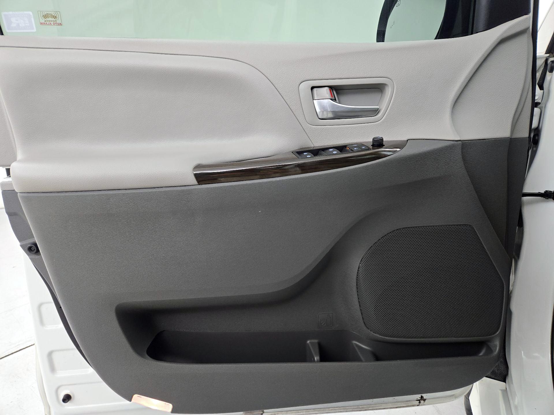 Thumbnail: 2020 Toyota Sienna - 12