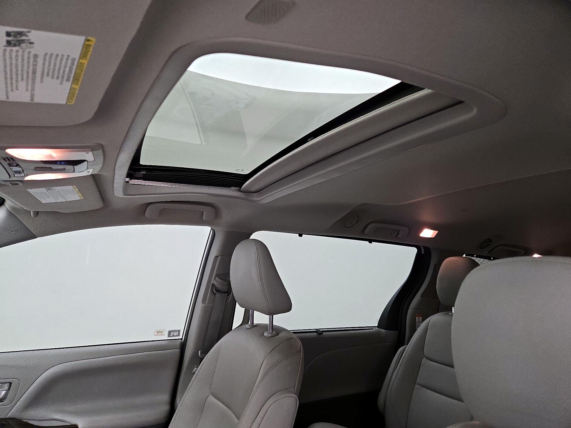 Thumbnail: 2020 Toyota Sienna - 19