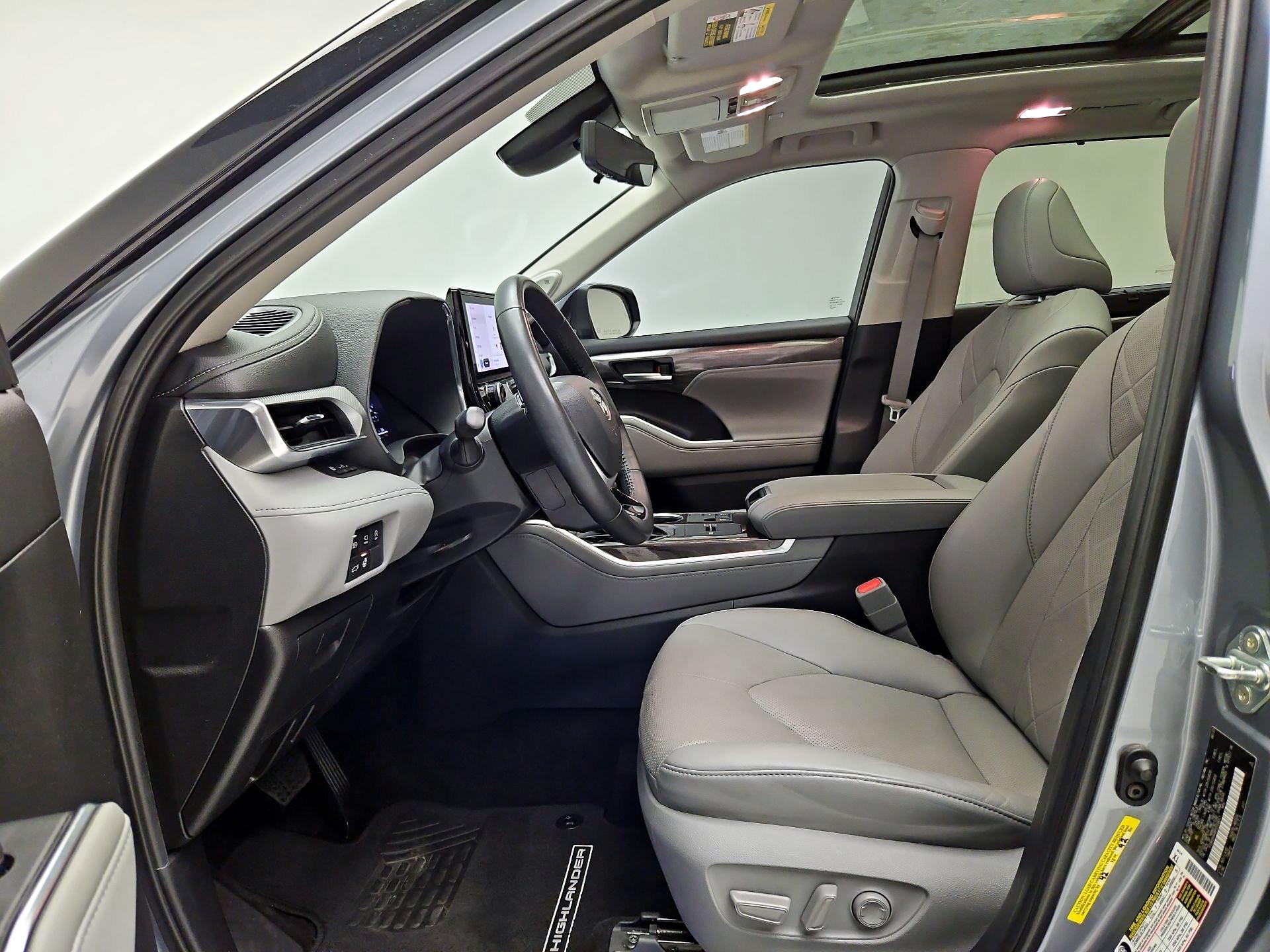 Thumbnail: 2023 Toyota Highlander - 11