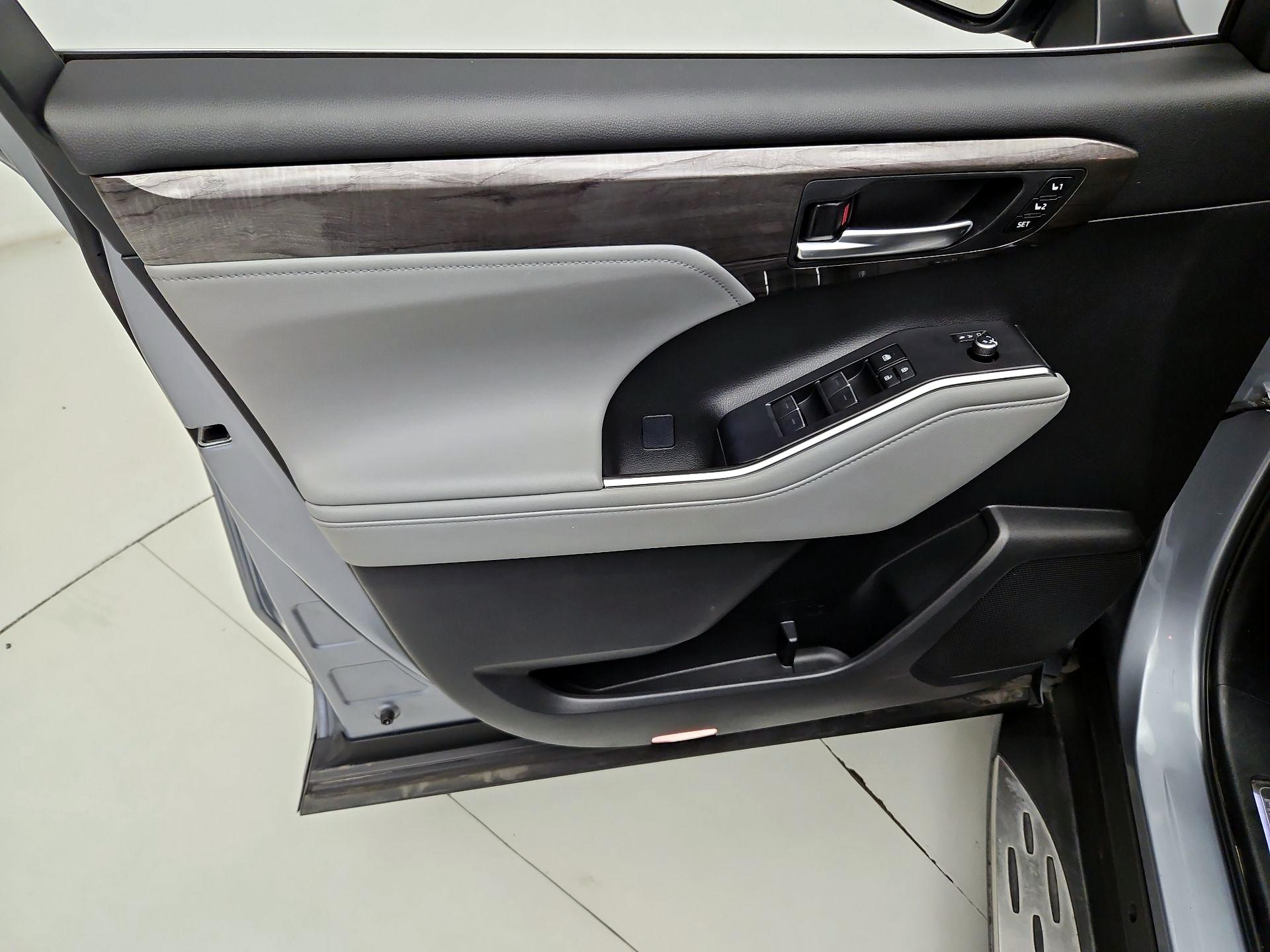 Thumbnail: 2023 Toyota Highlander - 12