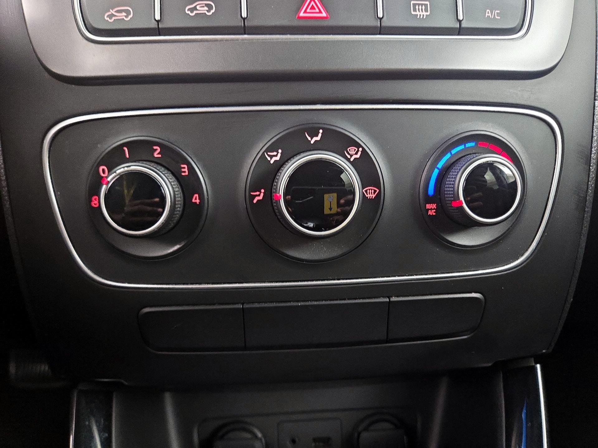 Thumbnail: 2015 Kia Sorento - 15