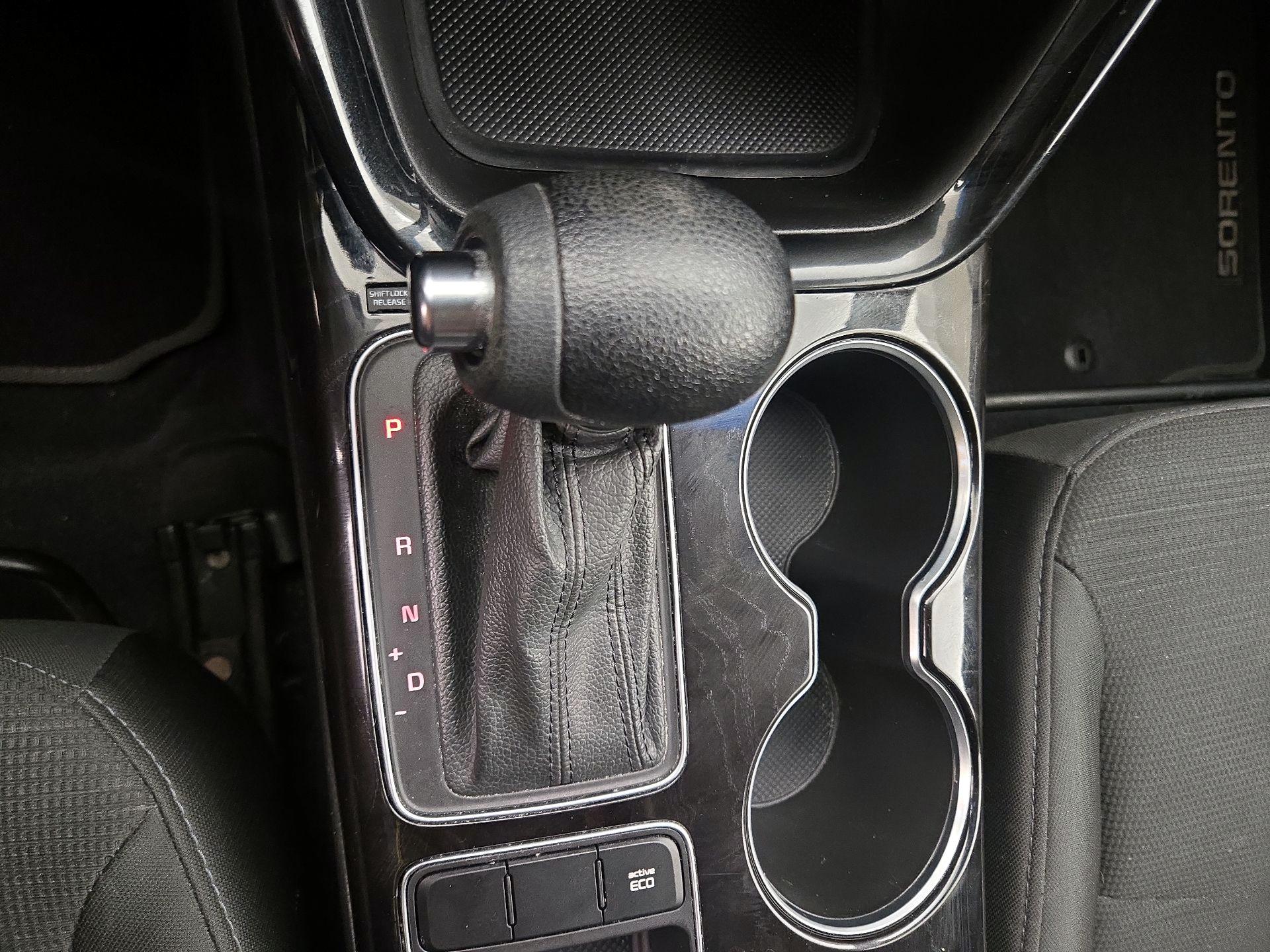 Thumbnail: 2015 Kia Sorento - 16