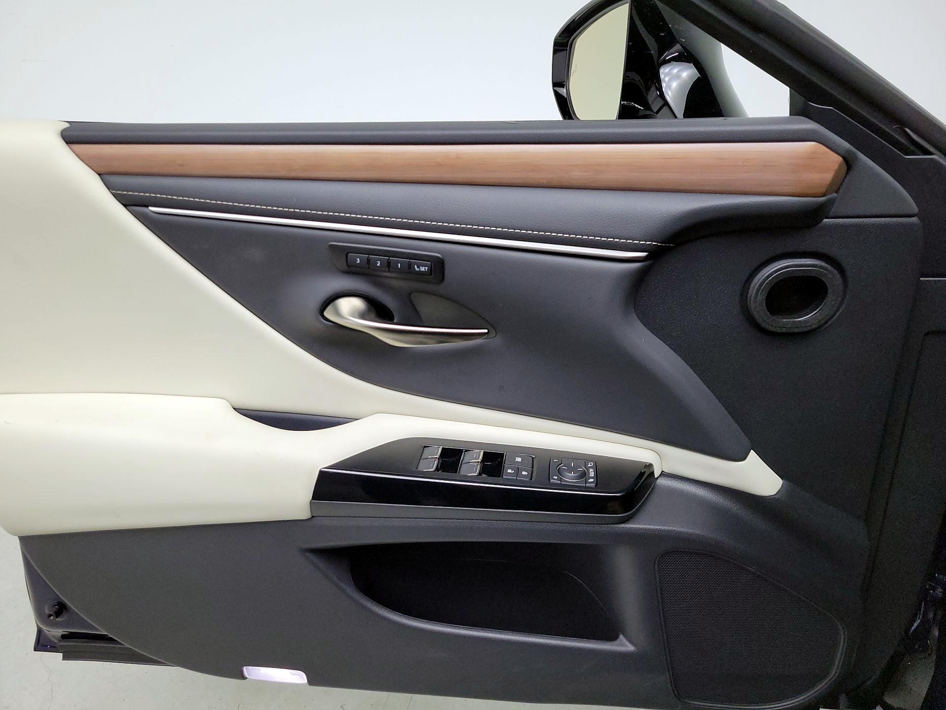 Thumbnail: 2025 Lexus ES - 12