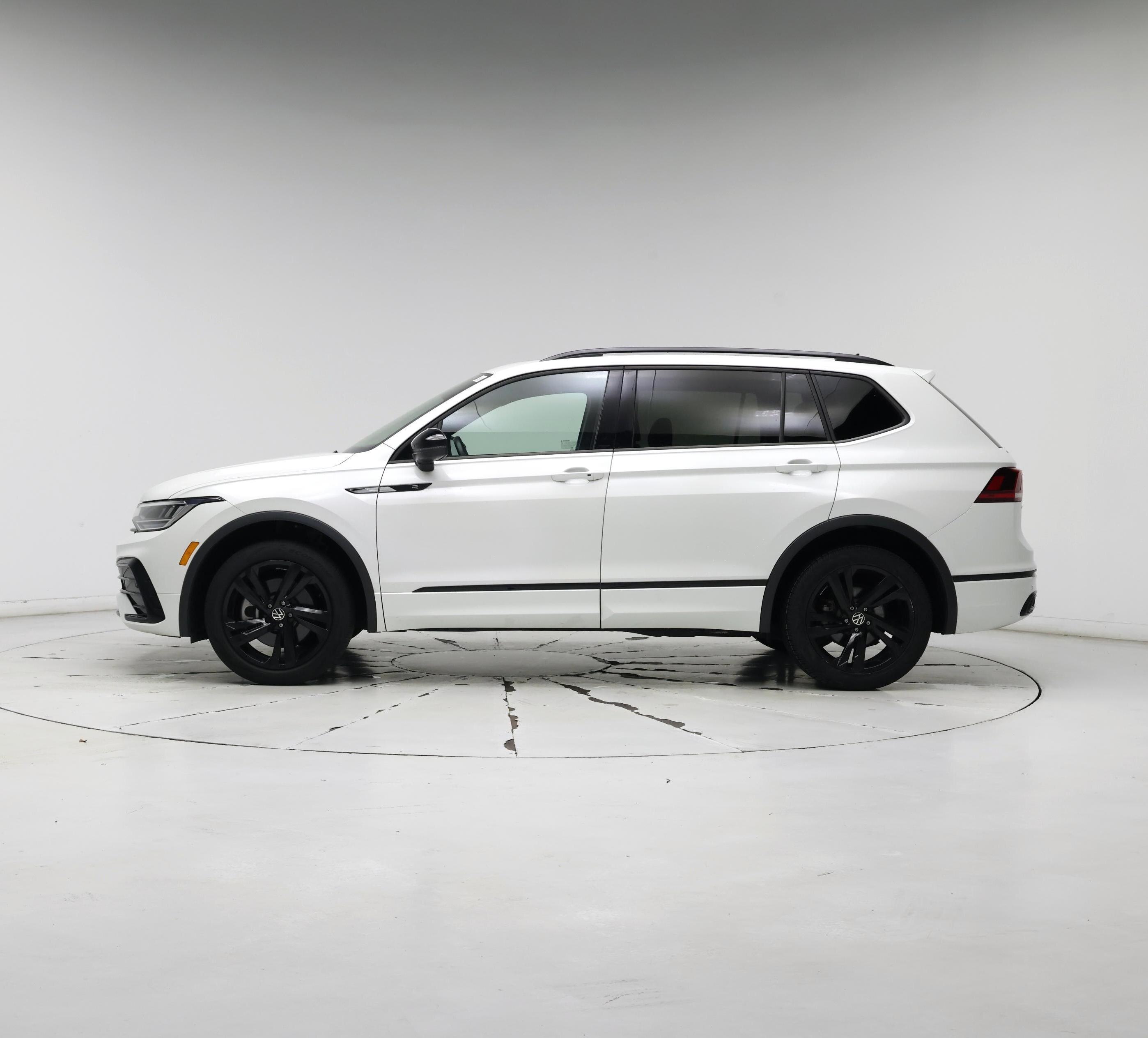 Thumbnail: 2023 Volkswagen Tiguan - 3