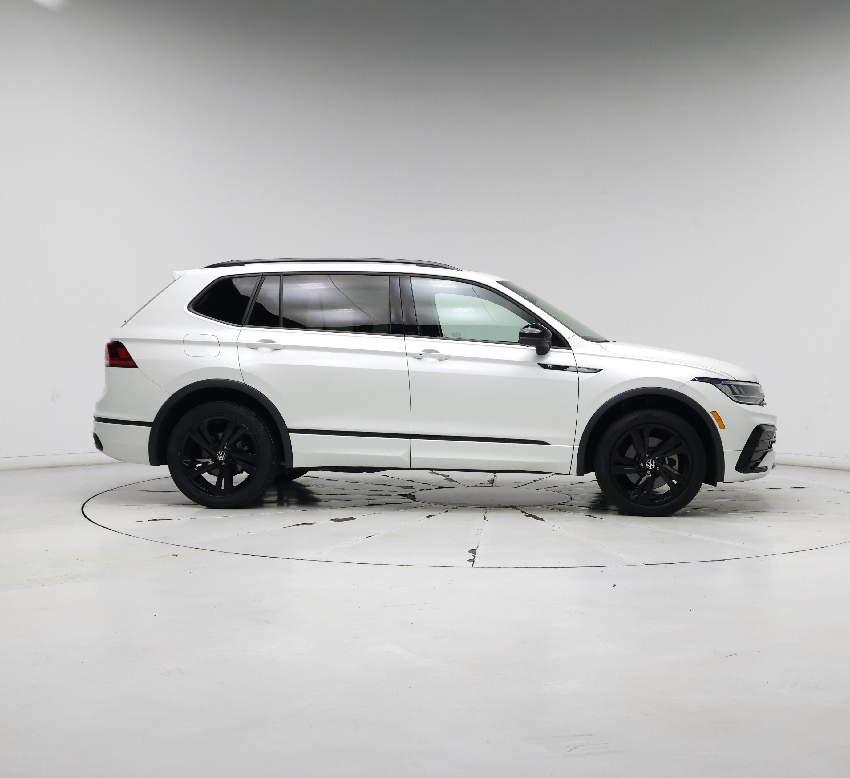 Thumbnail: 2023 Volkswagen Tiguan - 7