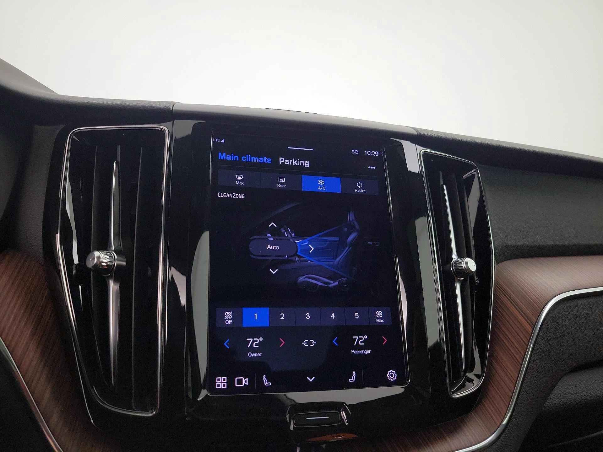 Thumbnail: 2023 Volvo XC60 - 17