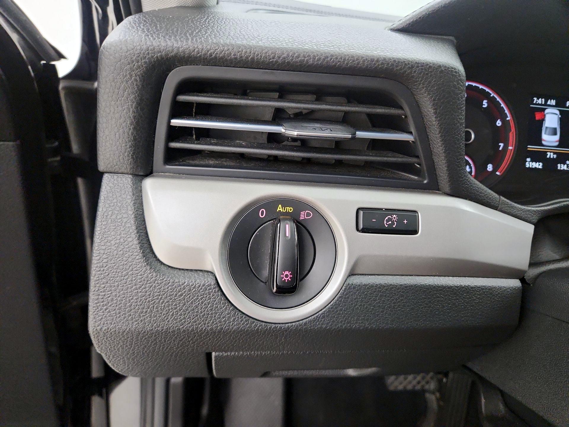 Thumbnail: 2022 Volkswagen Passat - 13