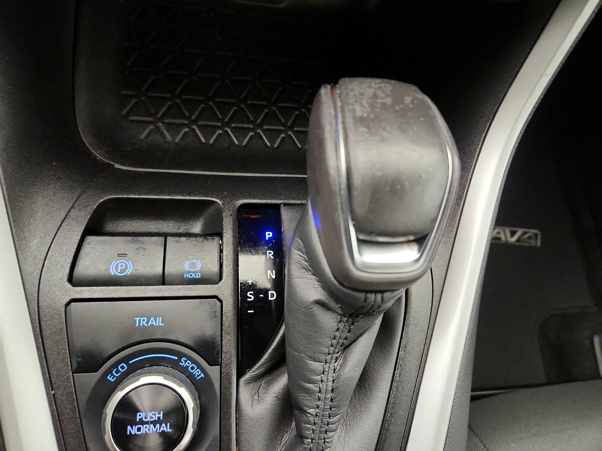 Thumbnail: 2022 Toyota RAV4 - 17