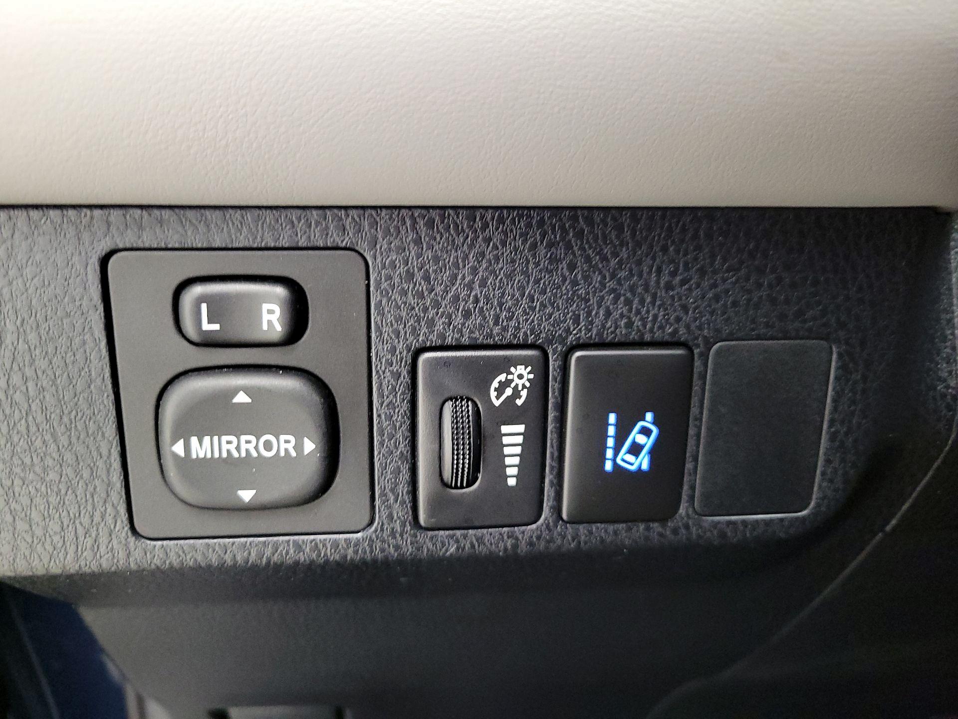 Thumbnail: 2018 Toyota RAV4 - 13