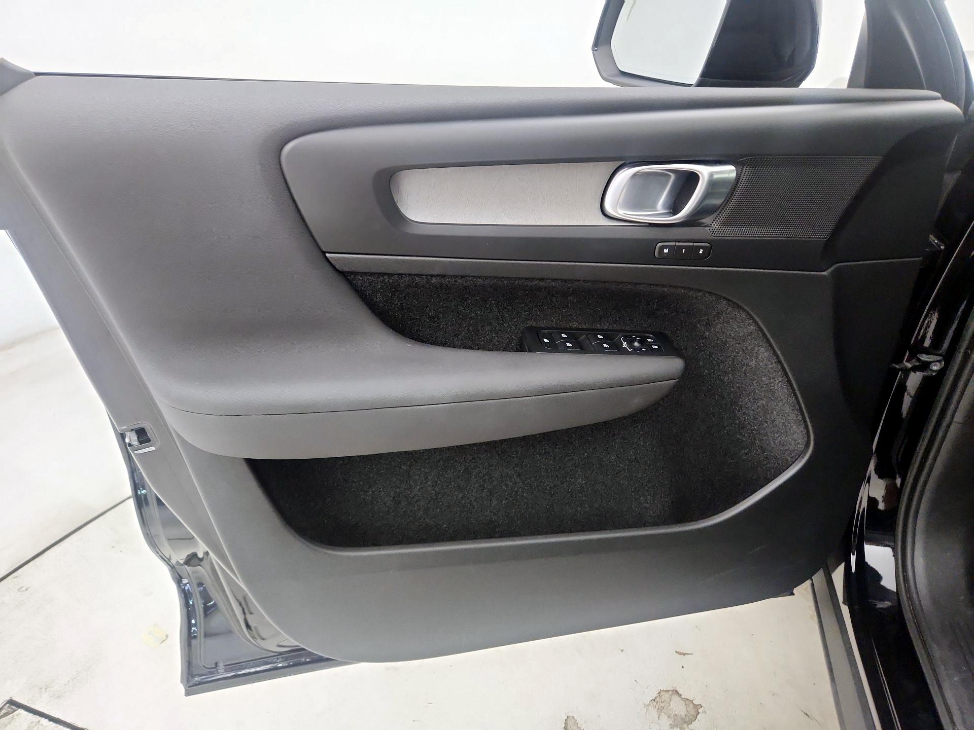 Thumbnail: 2023 Volvo XC40 - 12